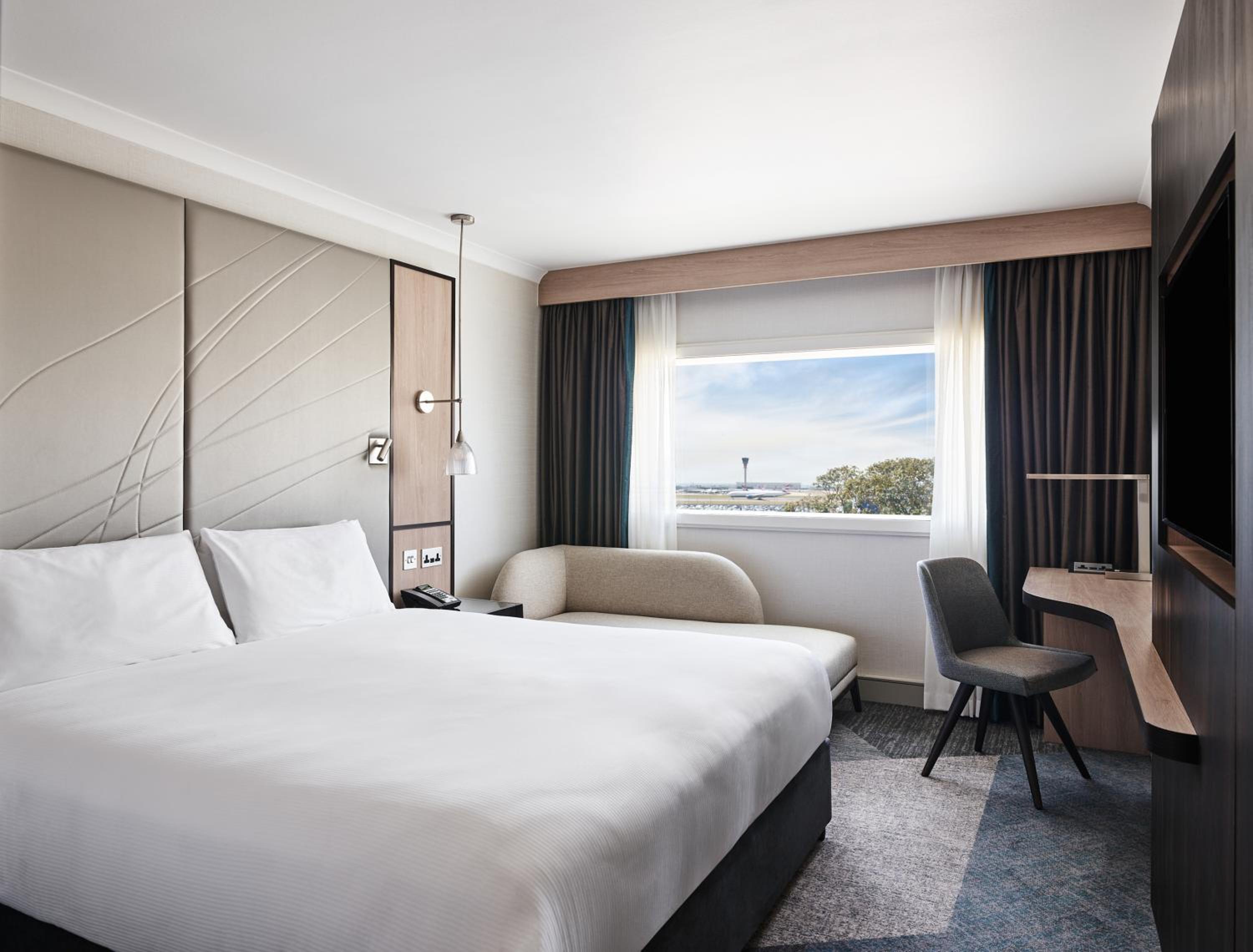 King Room with Airport View - Photo 1