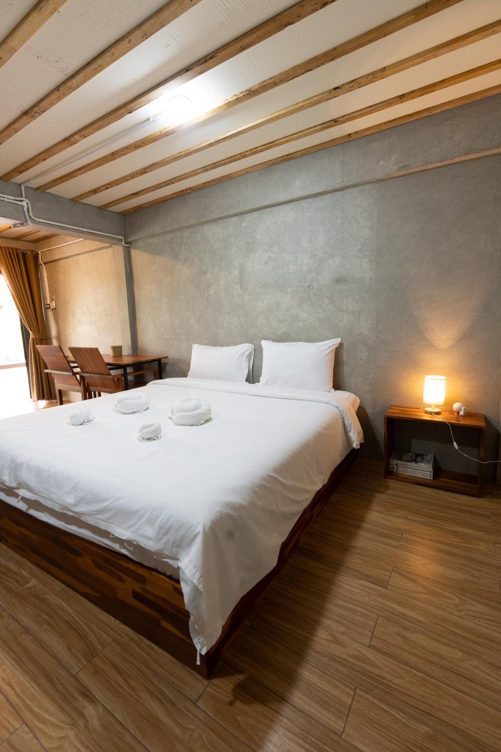 King Room with Balcony - Photo 4