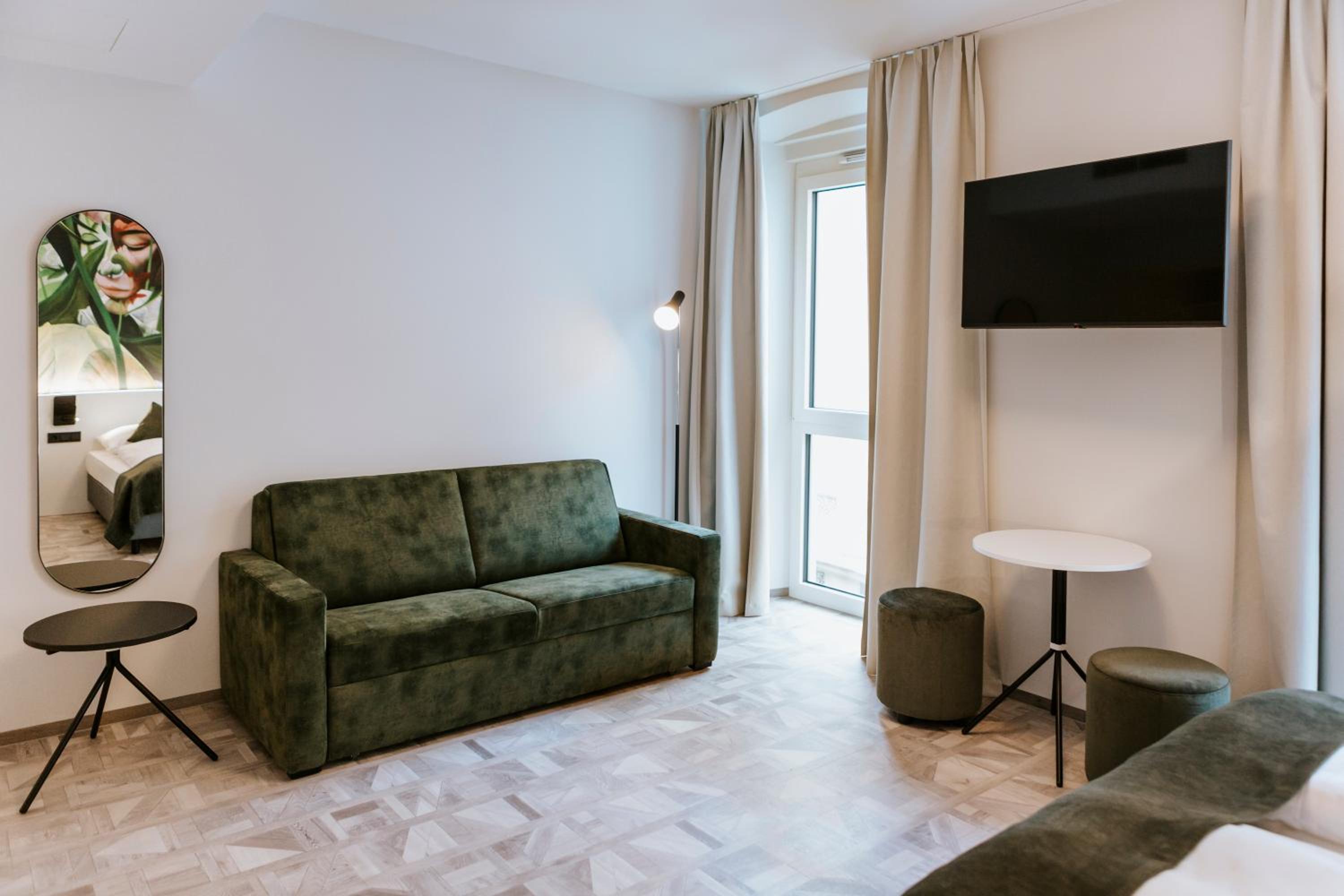 King Studio with Sofa Bed - Photo 5