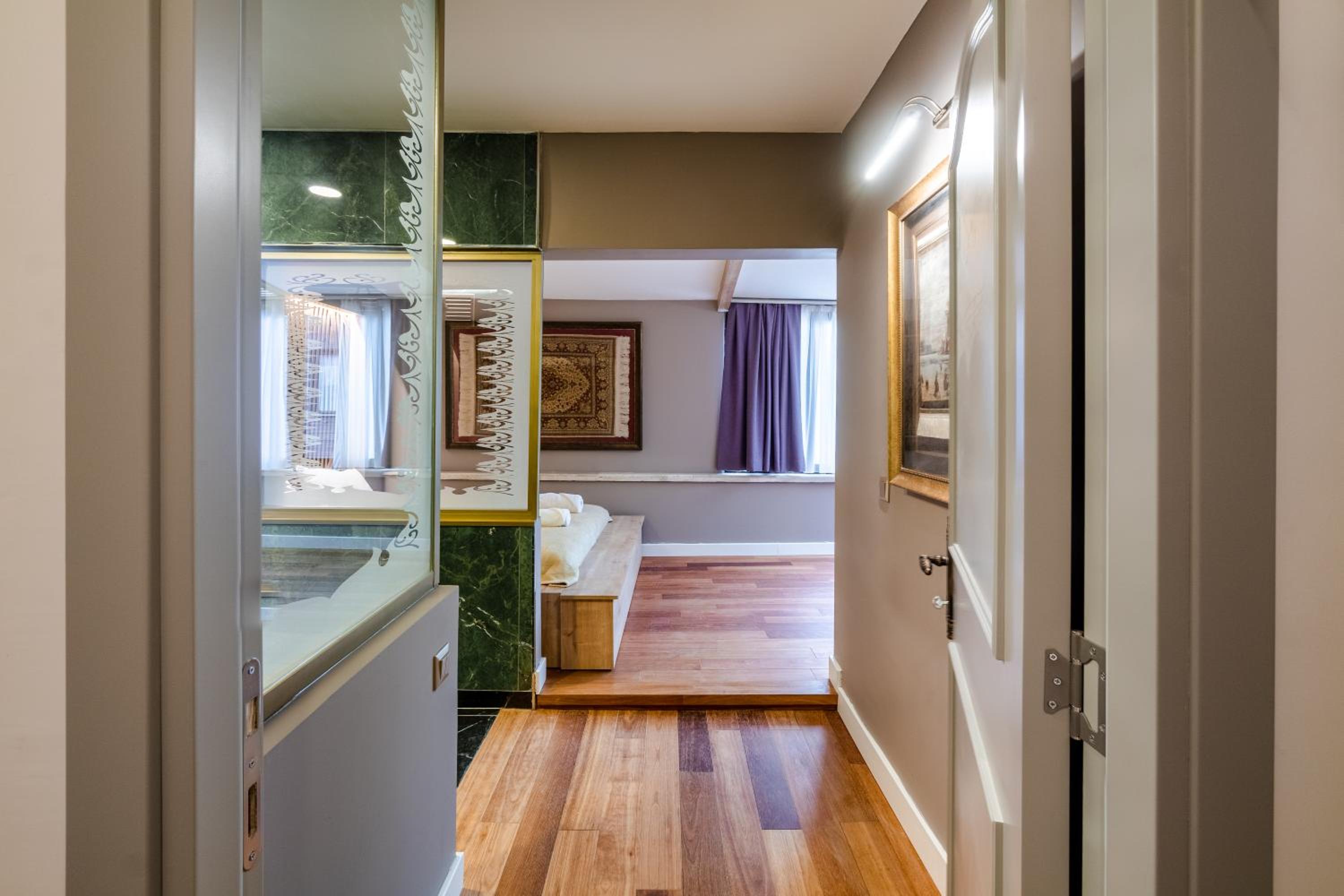 Queen Suite photo 2