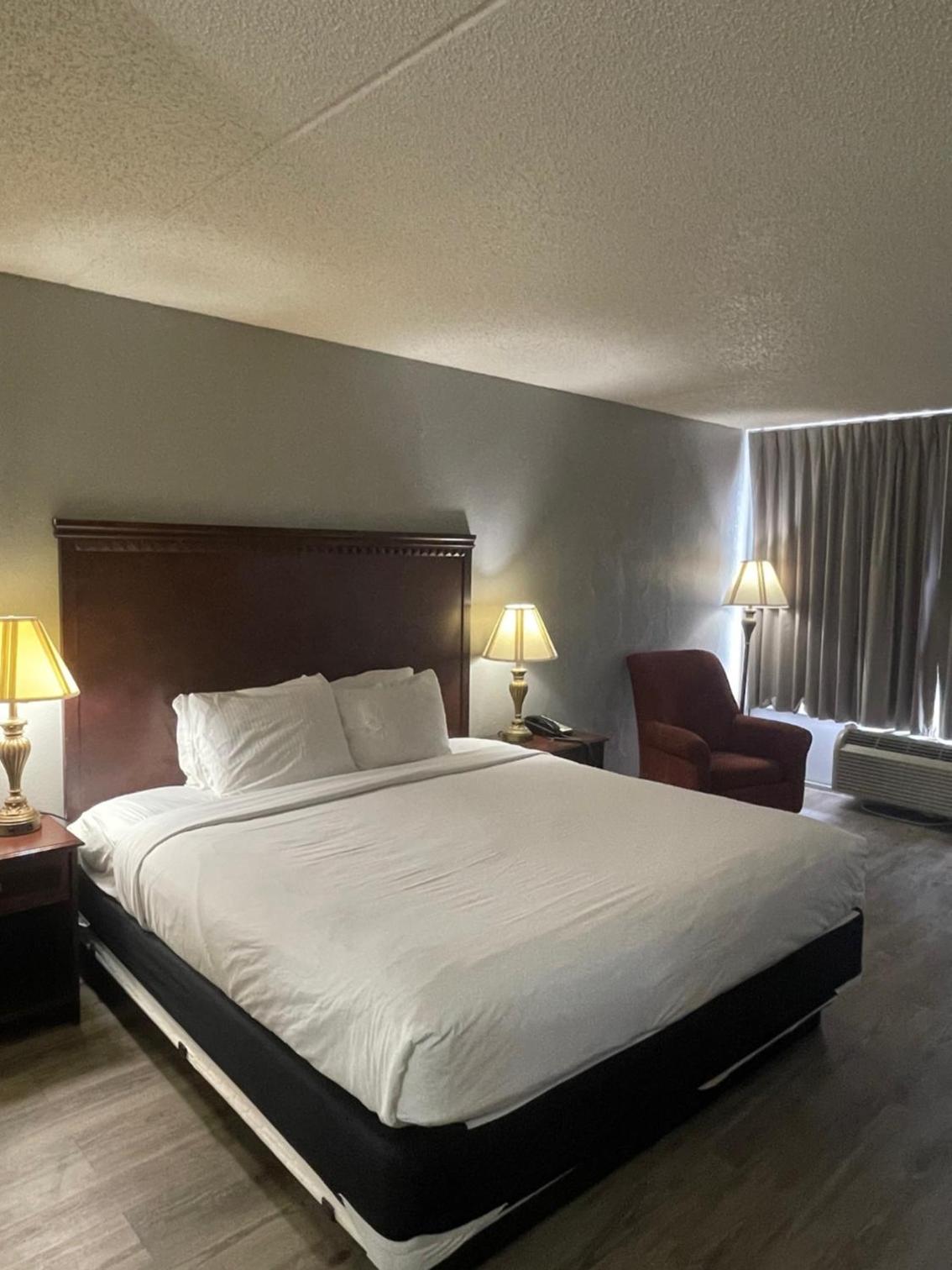 King Room - Non-Smoking - Photo 8