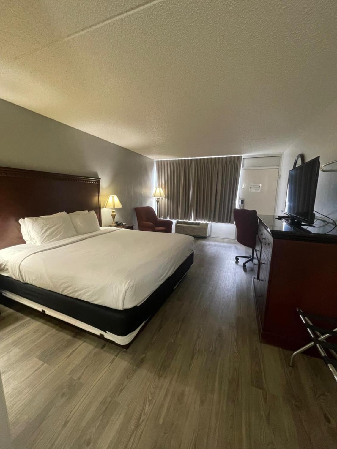 King Room - Non-Smoking - Photo 11