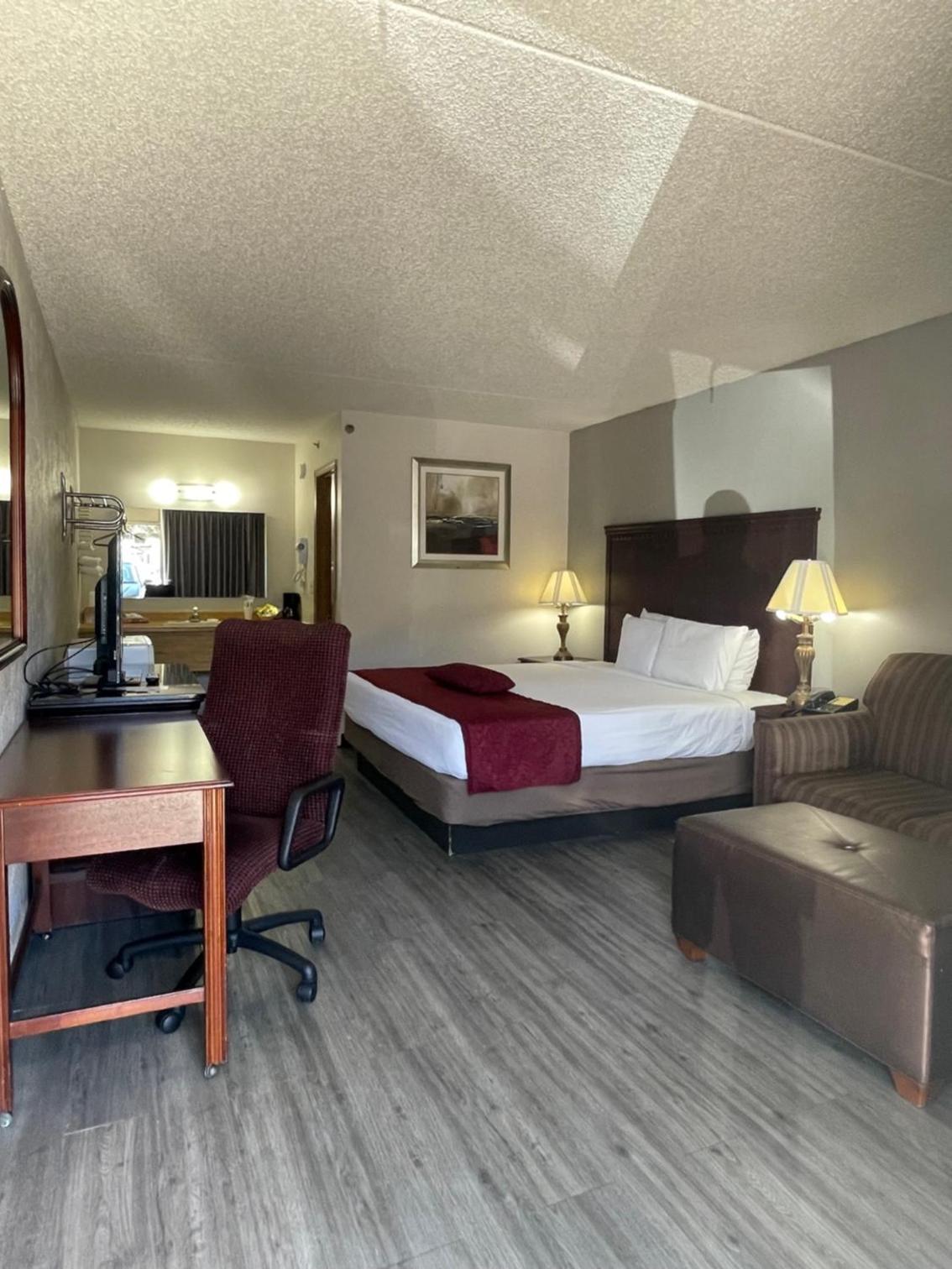 King Room - Non-Smoking - Photo 10