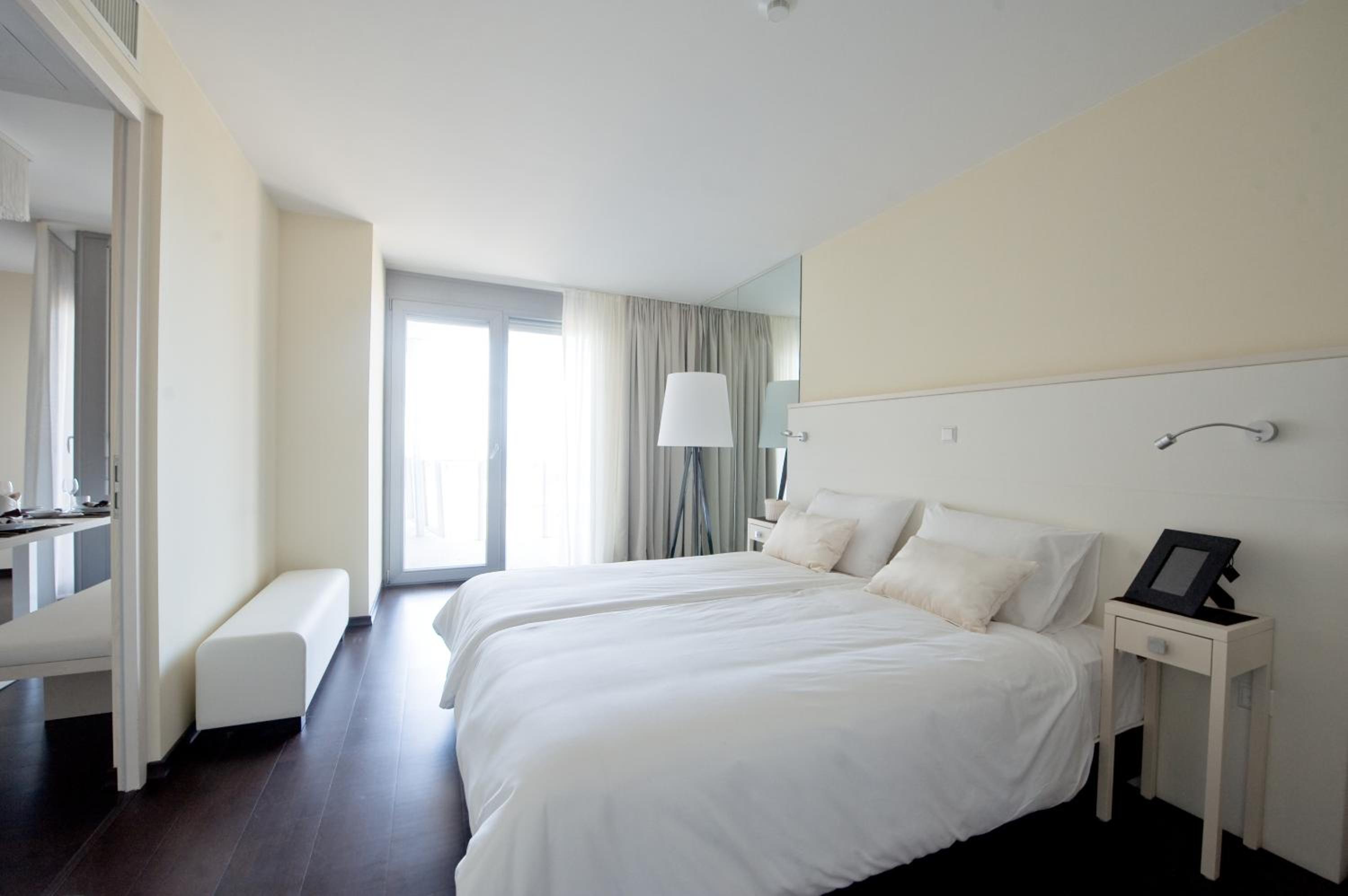 Two-Bedroom Sea View Residence with Balcony  photo 3