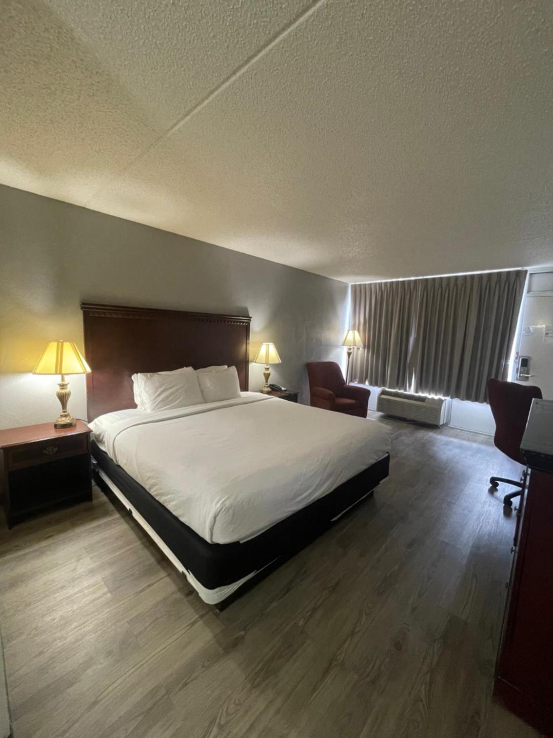 King Room - Non-Smoking - Photo 9