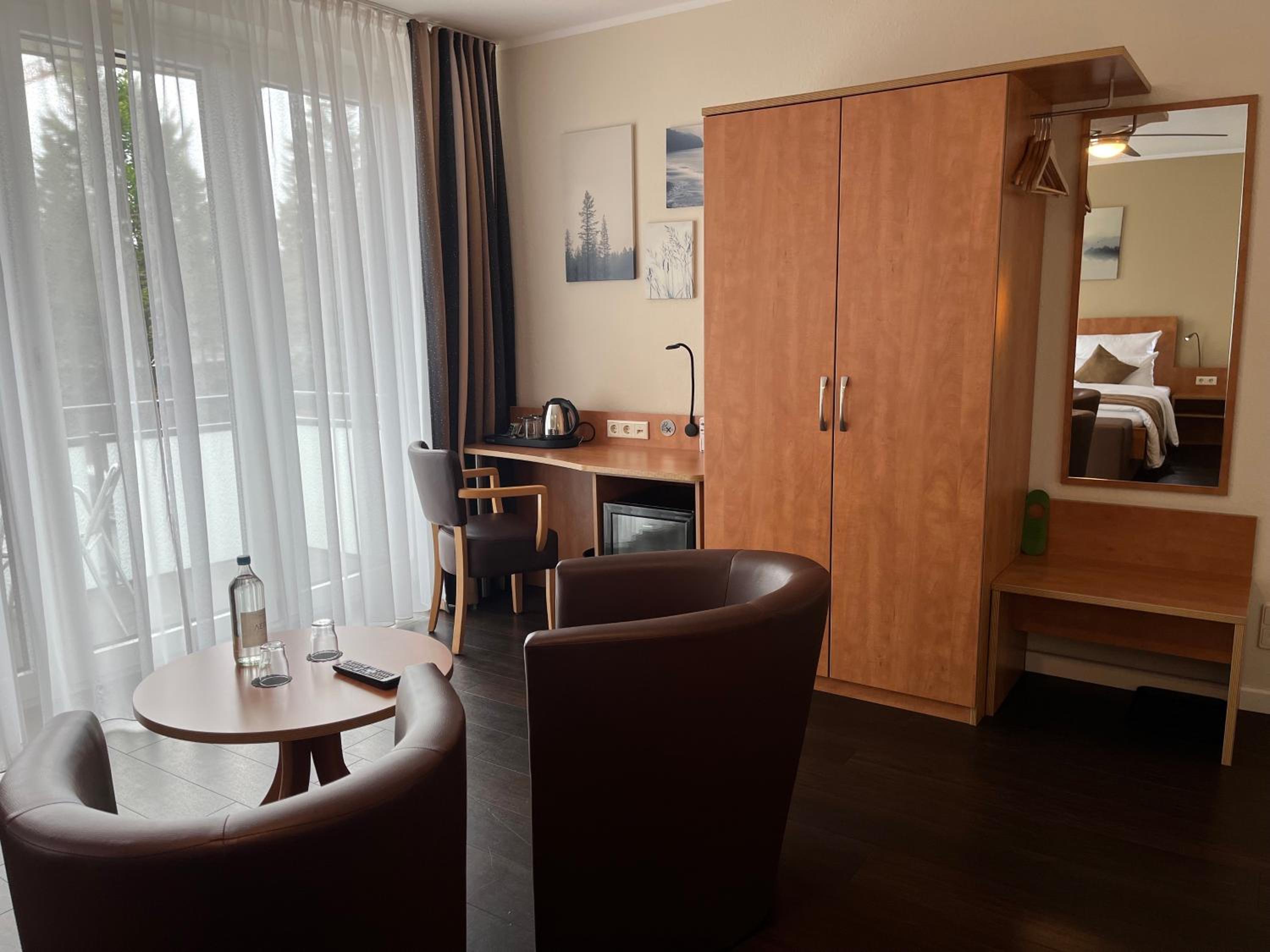 Deluxe Double Room with Balcony - Photo 8