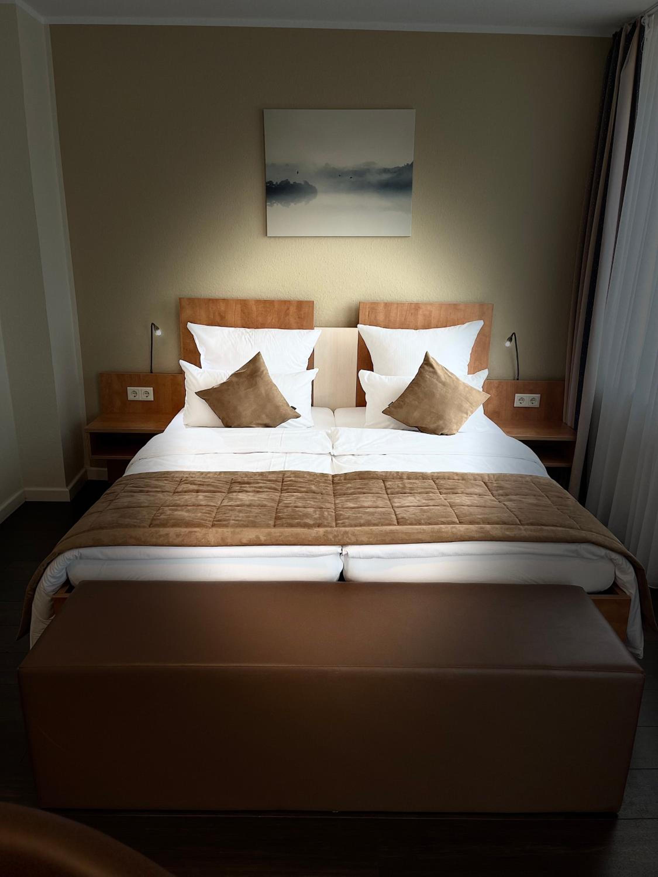 Deluxe Double Room with Balcony - Photo 6