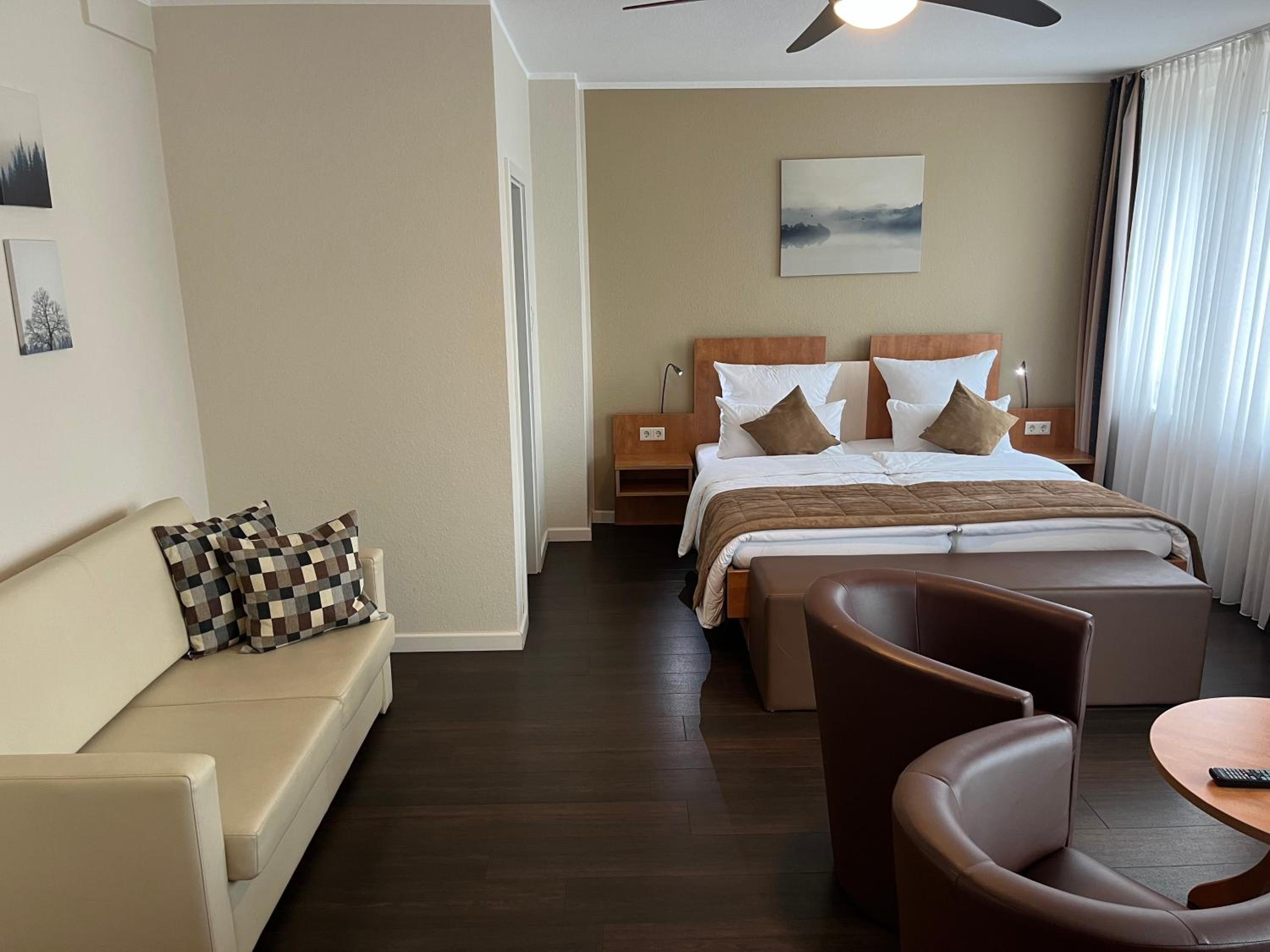 Deluxe Double Room with Balcony - Photo 5