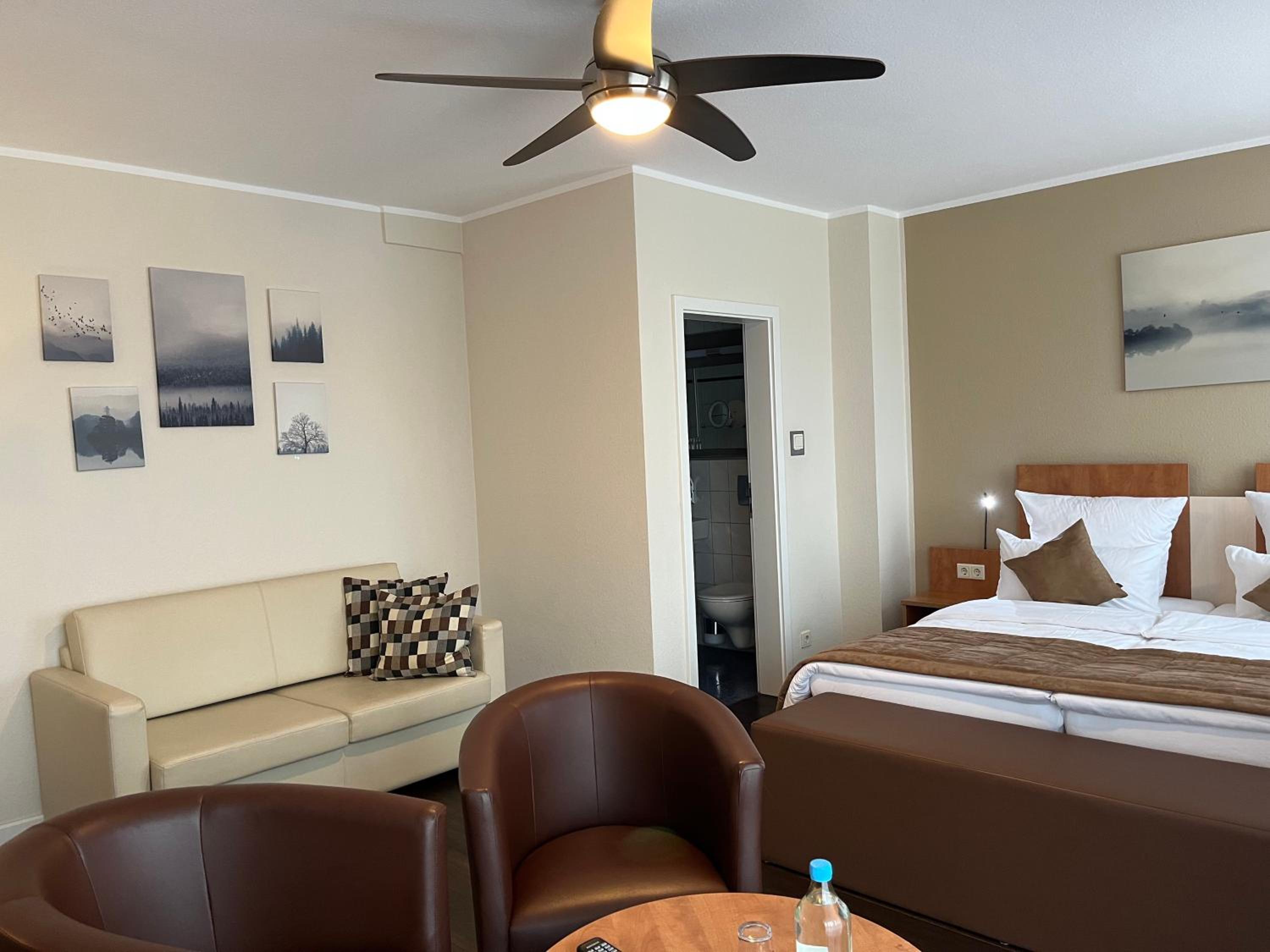 Deluxe Double Room with Balcony - Photo 4
