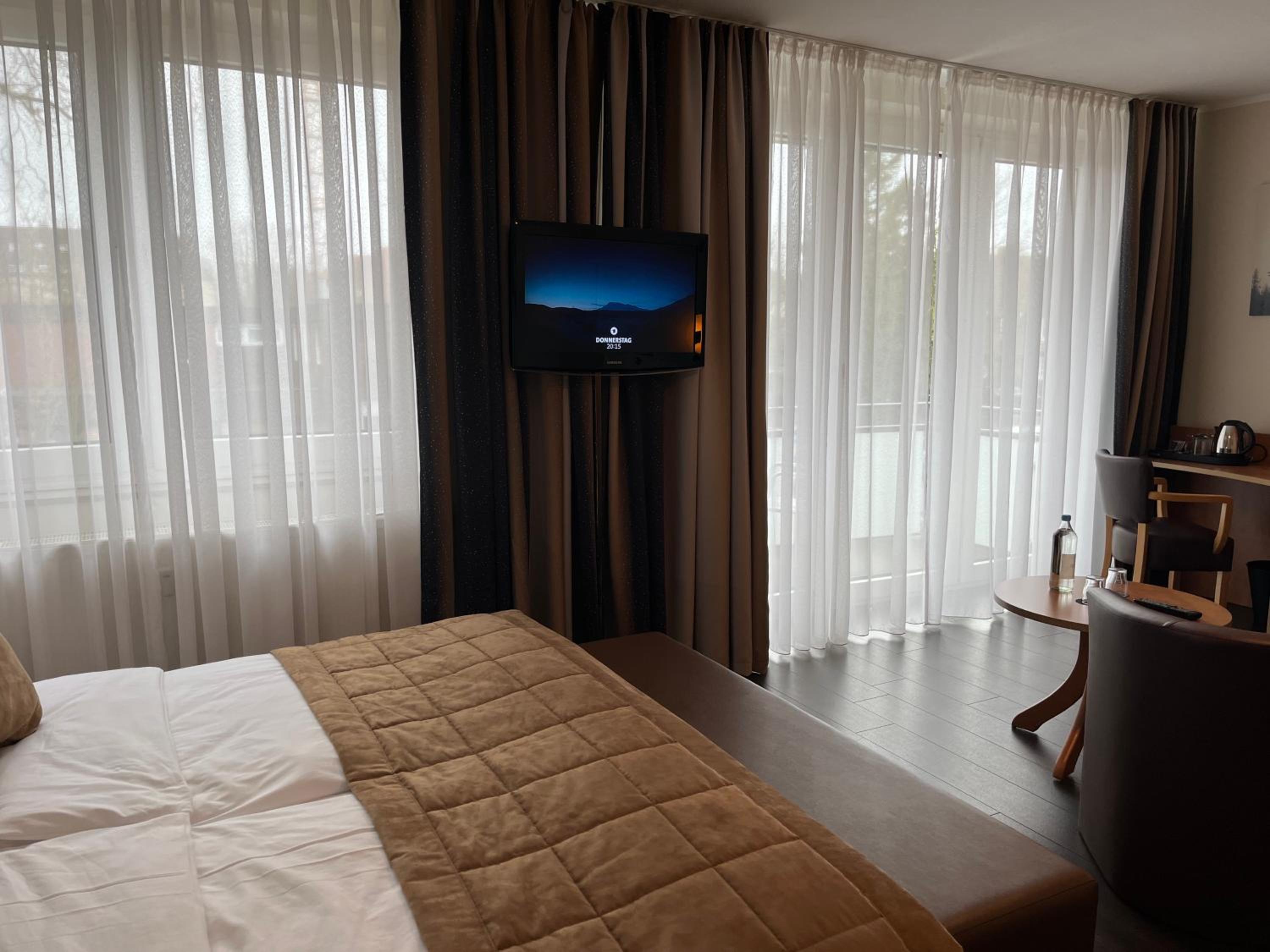 Deluxe Double Room with Balcony - Photo 9