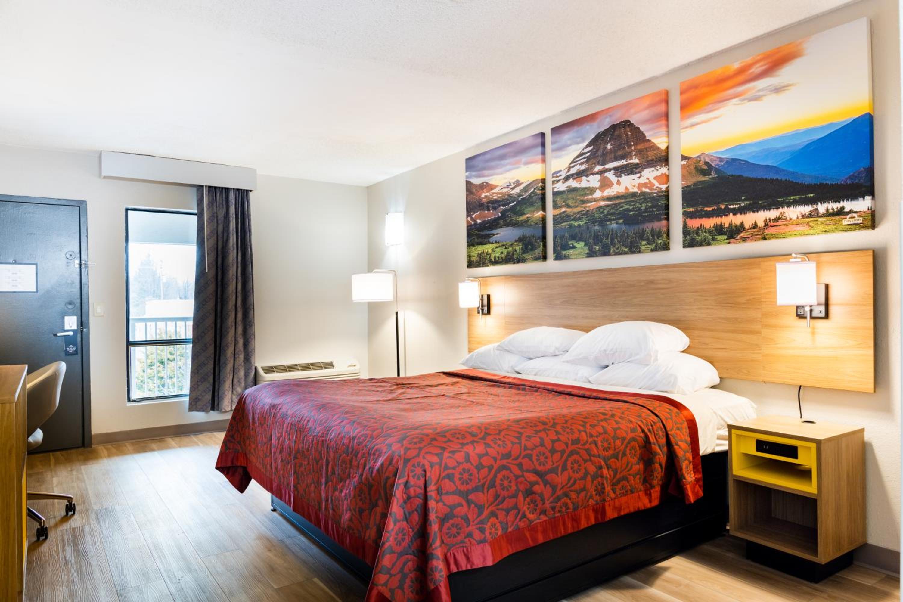 Modern King Room - Non-Smoking - Photo 3