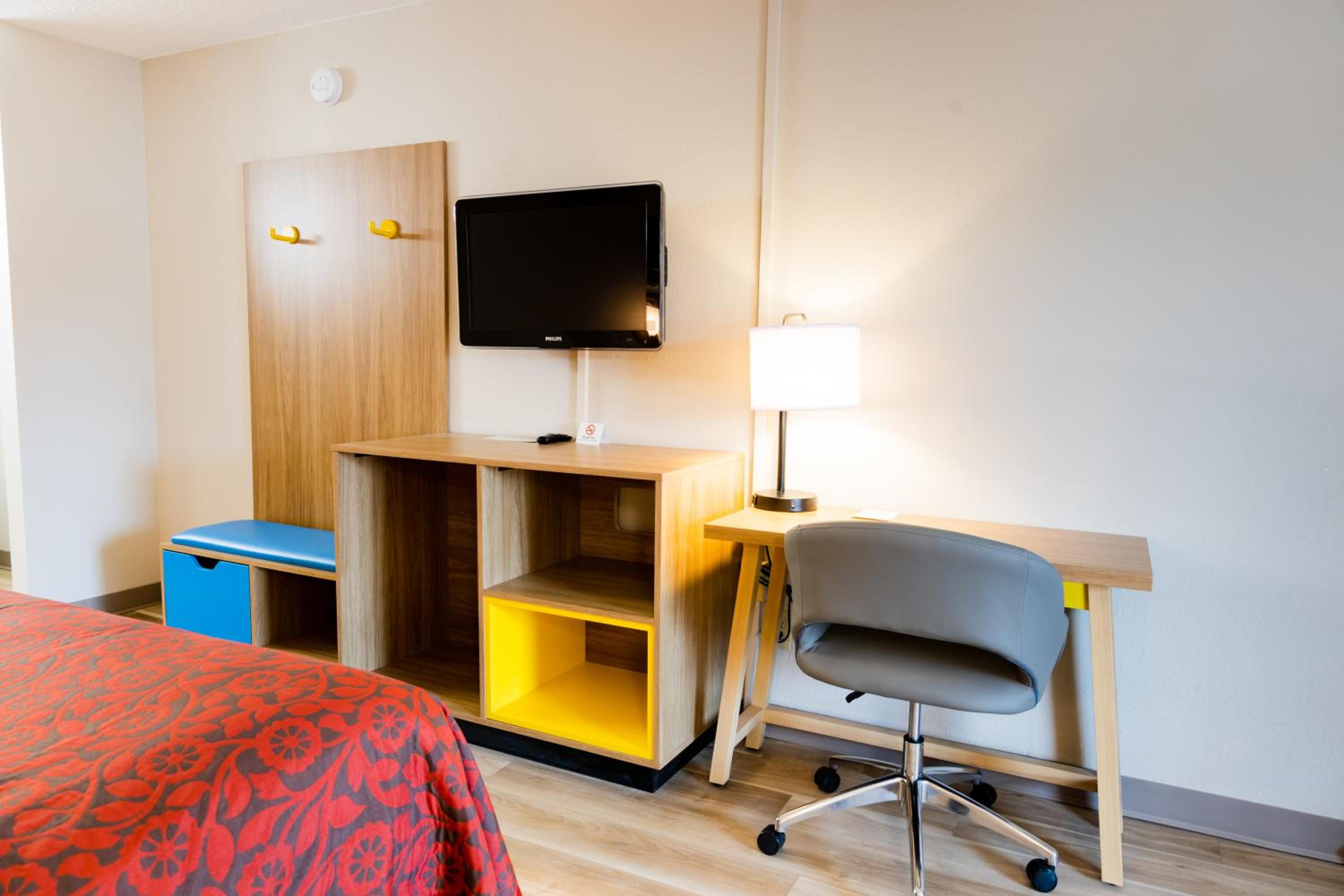 Modern King Room - Non-Smoking - Photo 4