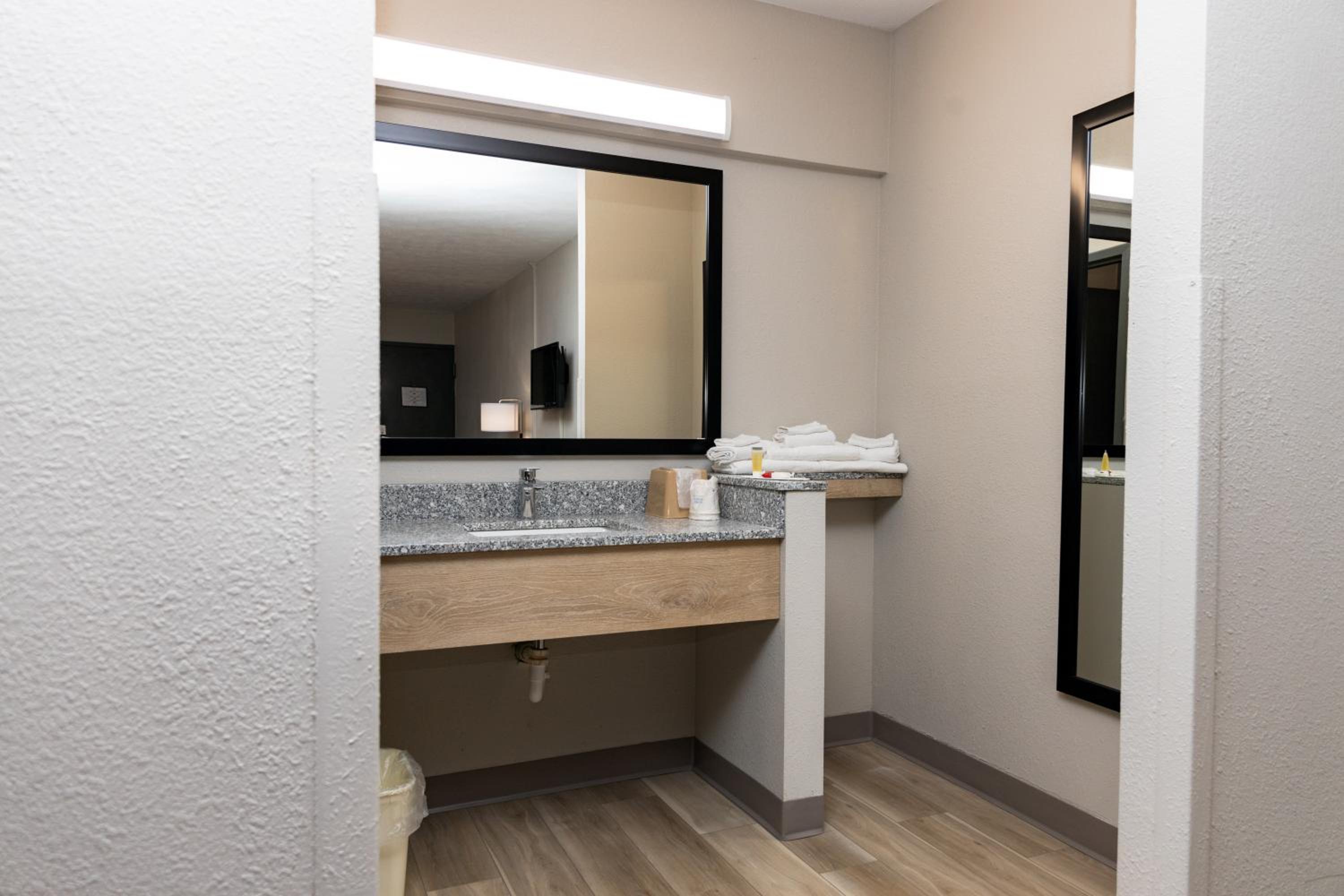 Modern King Room - Non-Smoking - Photo 17
