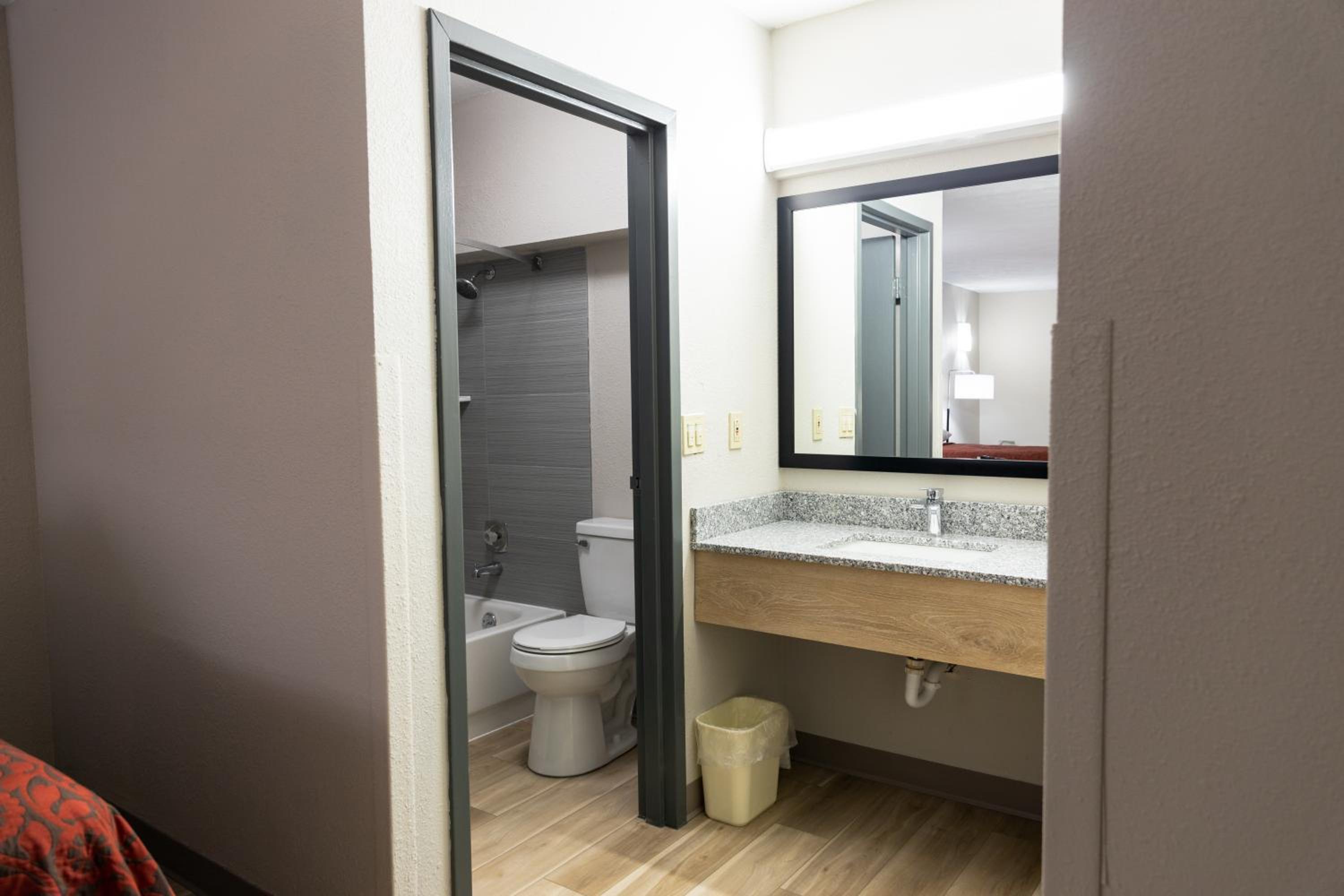Modern King Room - Non-Smoking - Photo 6