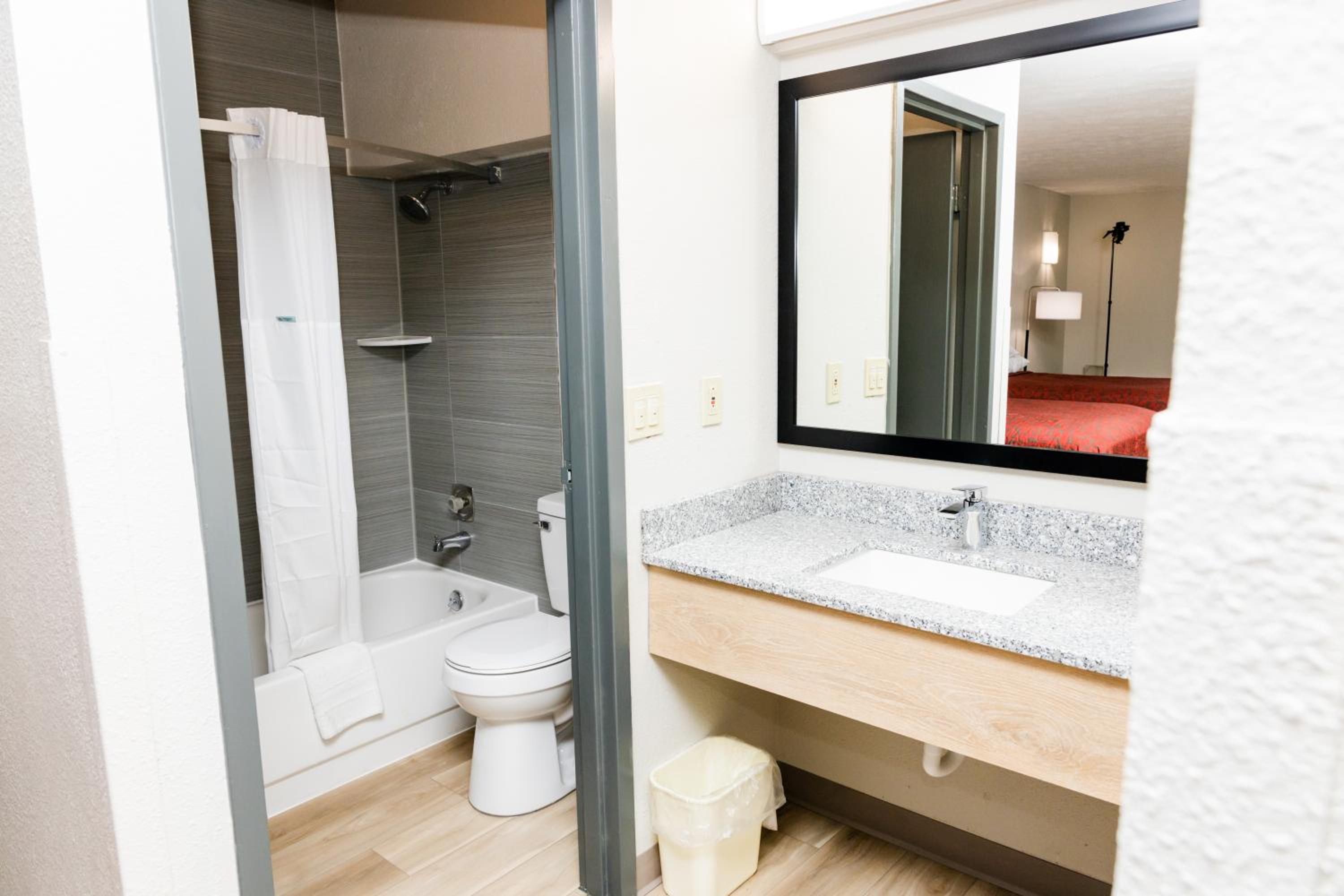 Modern Double Room with Two Double Beds - Non-Smoking - Photo 3