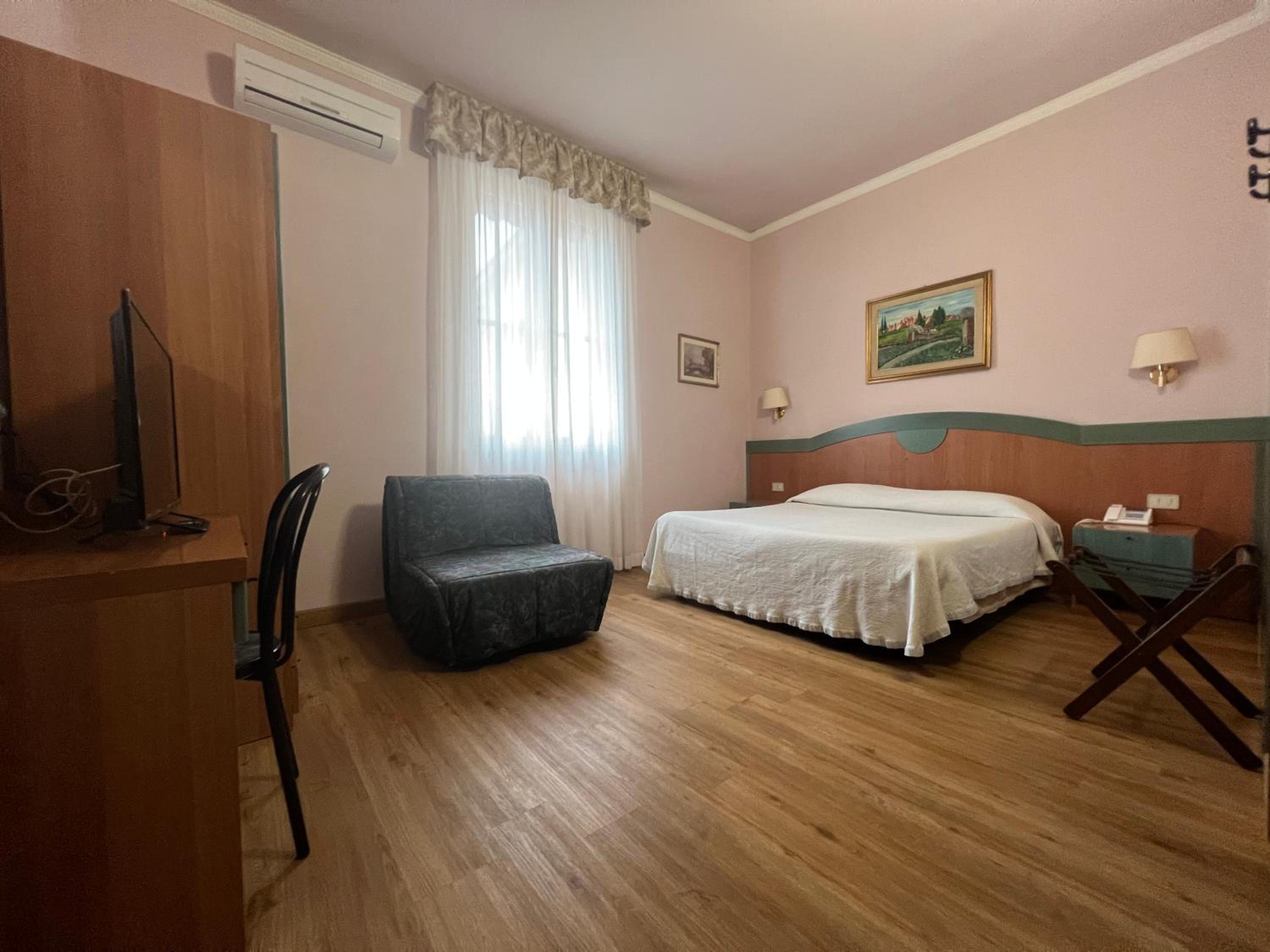 Double Room - Photo 7