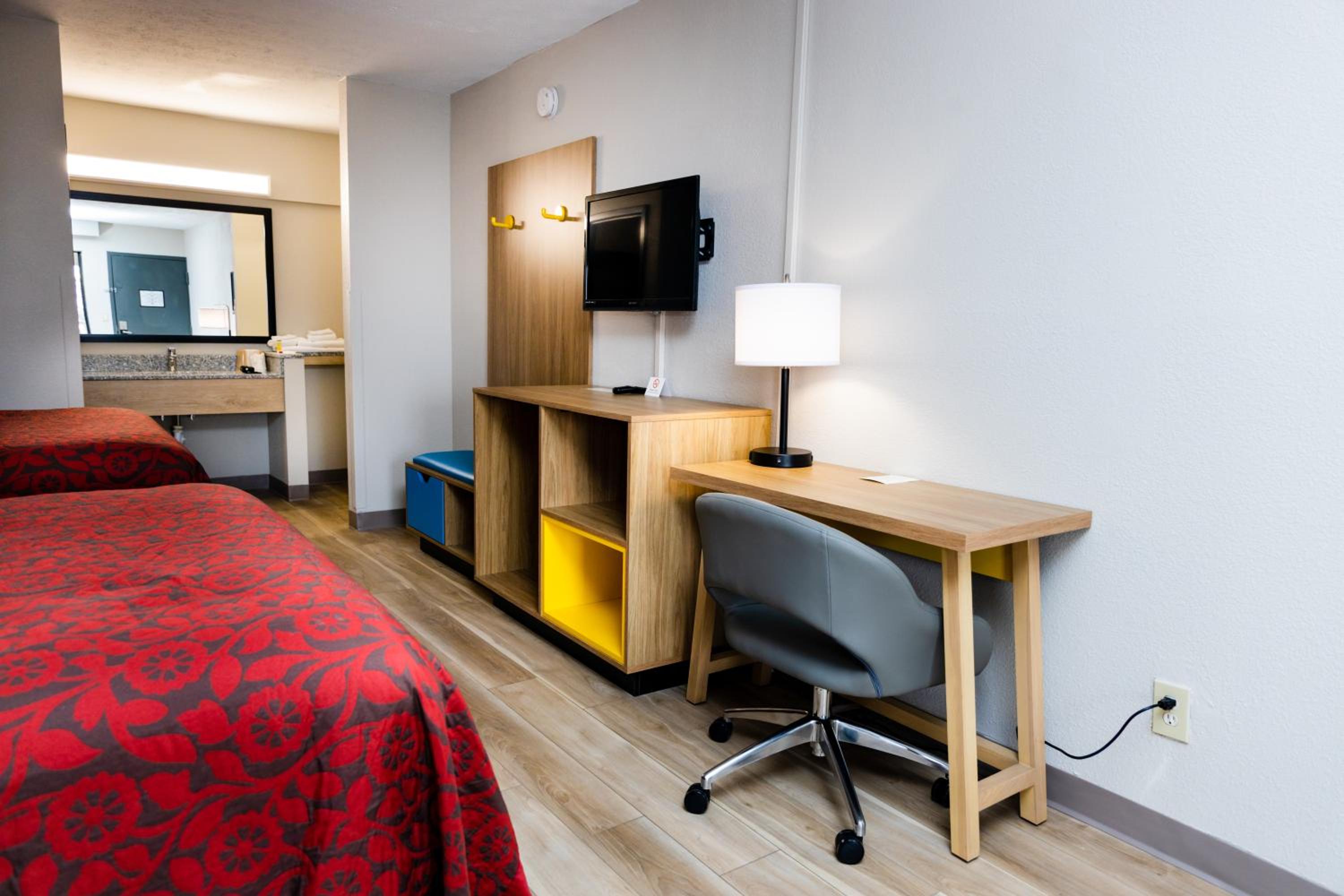 Modern Double Room with Two Double Beds - Non-Smoking - Photo 23