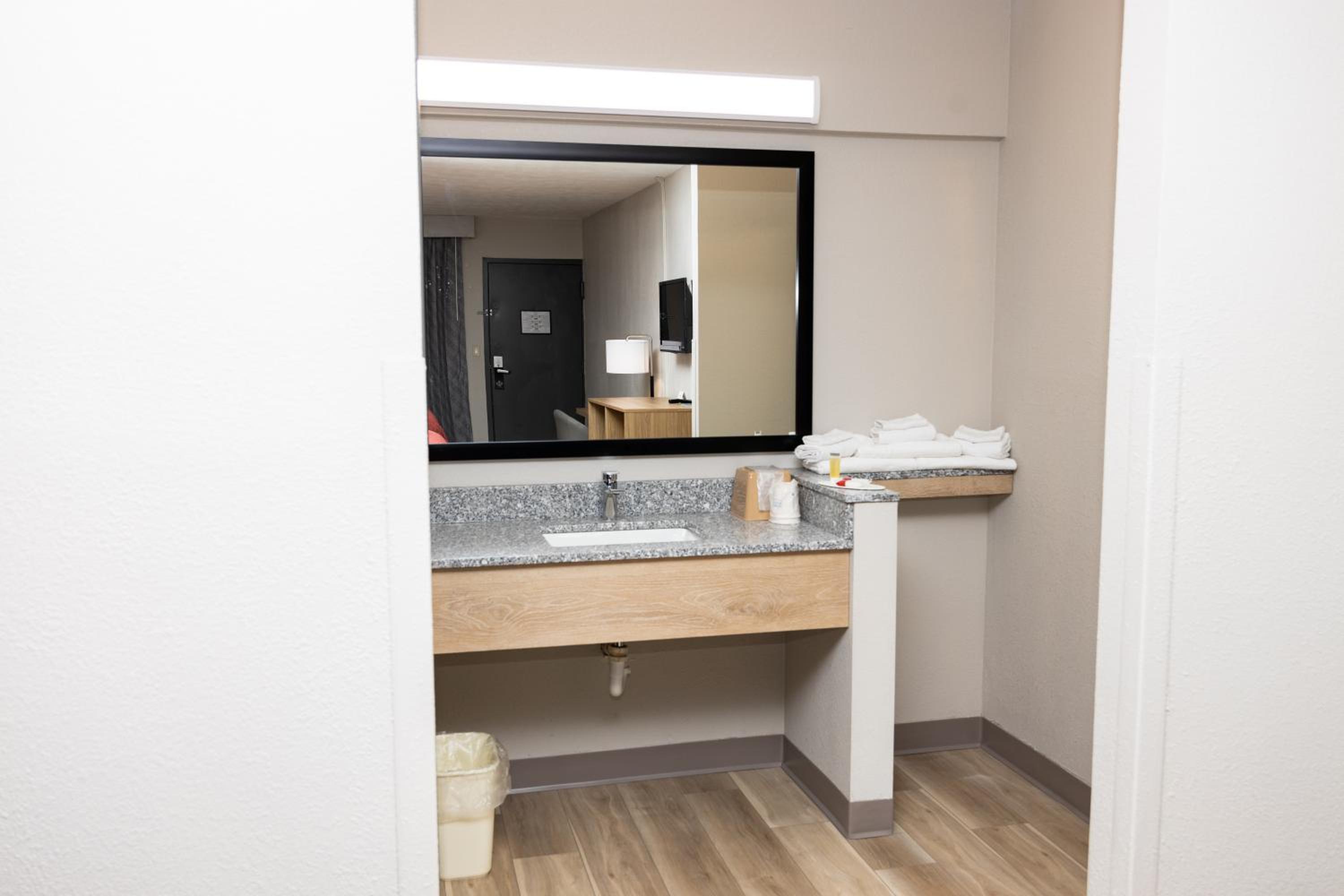 Modern Double Room with Two Double Beds - Non-Smoking - Photo 22