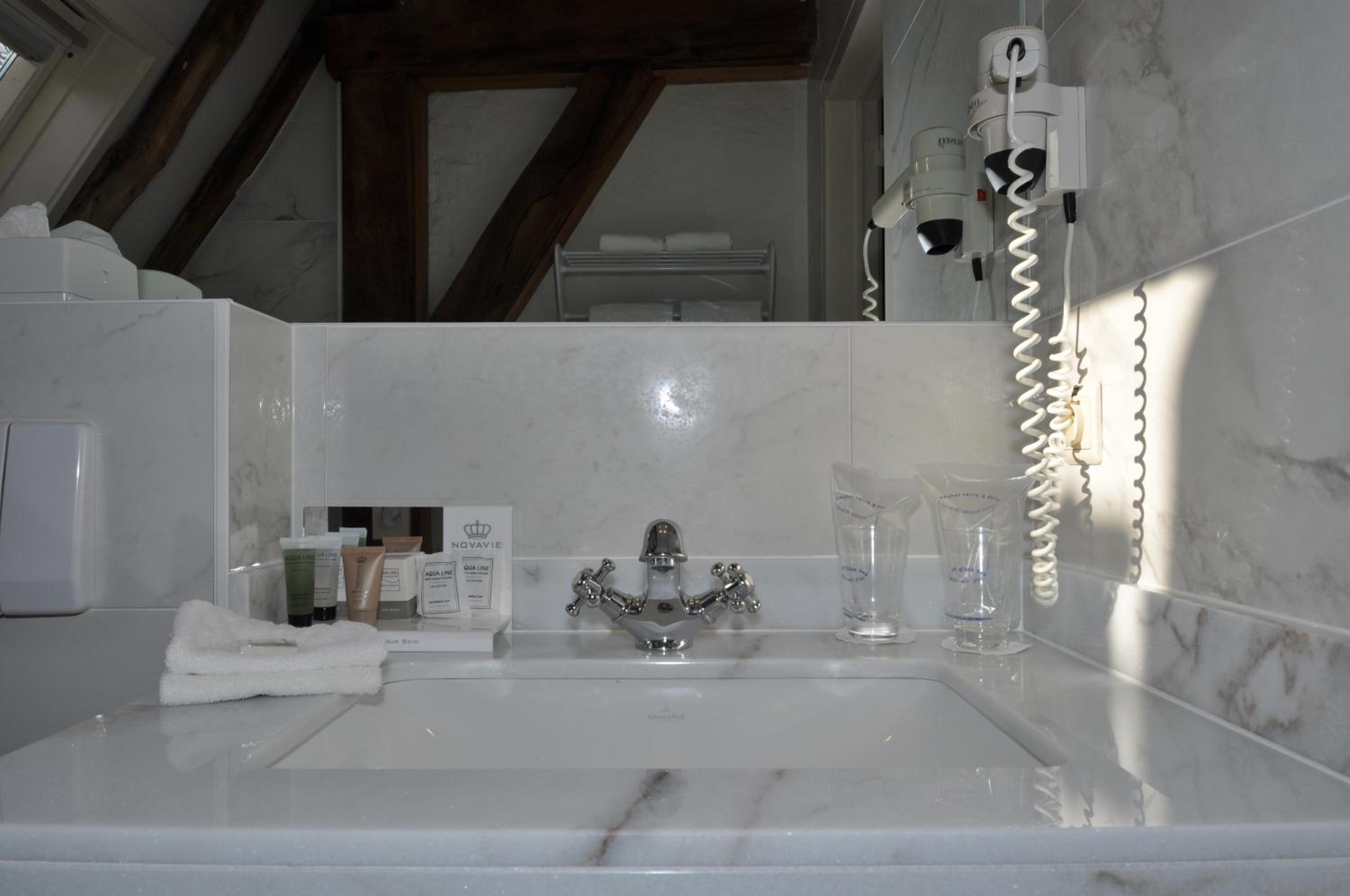 Standard Double Room - Photo 11