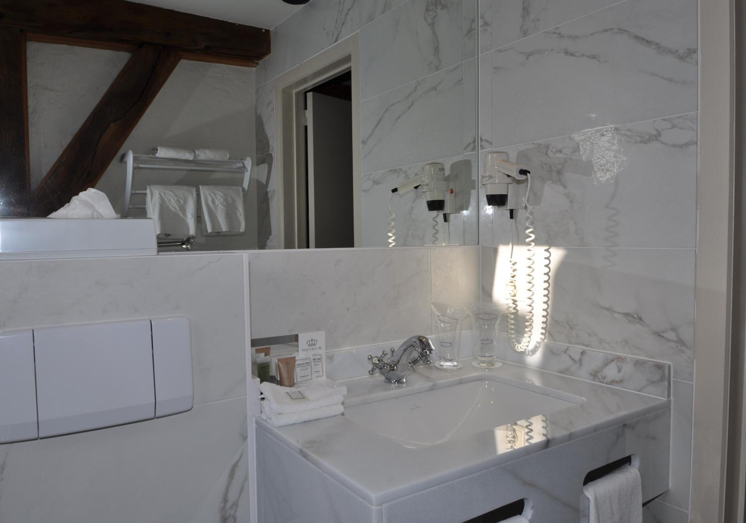 Standard Double Room - Photo 9