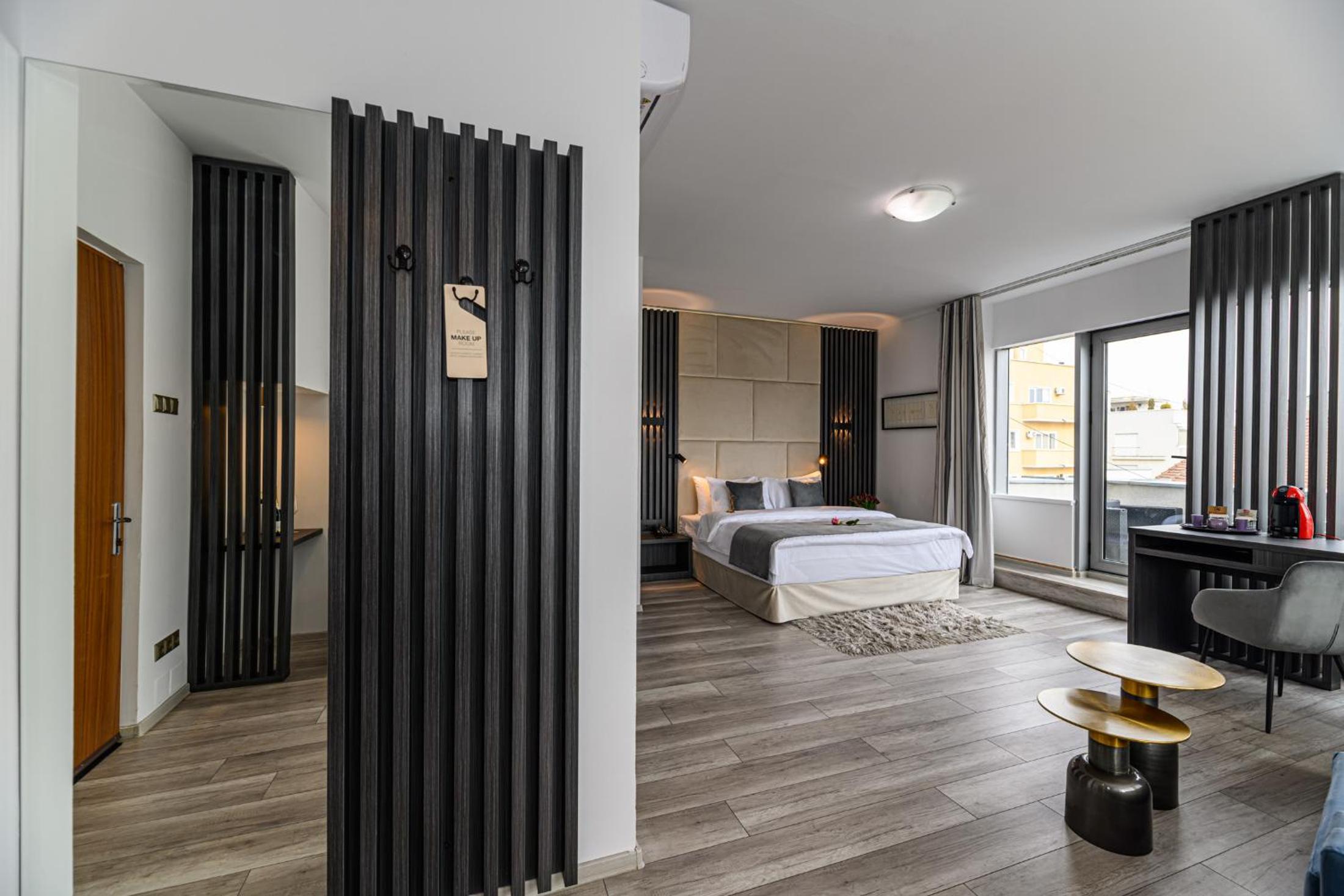 Junior Suite with Balcony - Photo 14