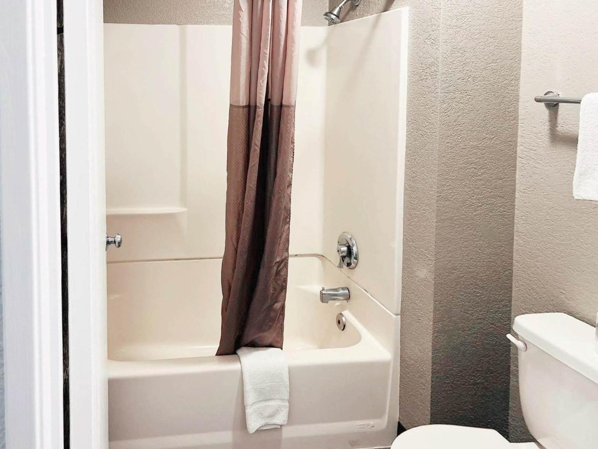 Deluxe Queen Suite