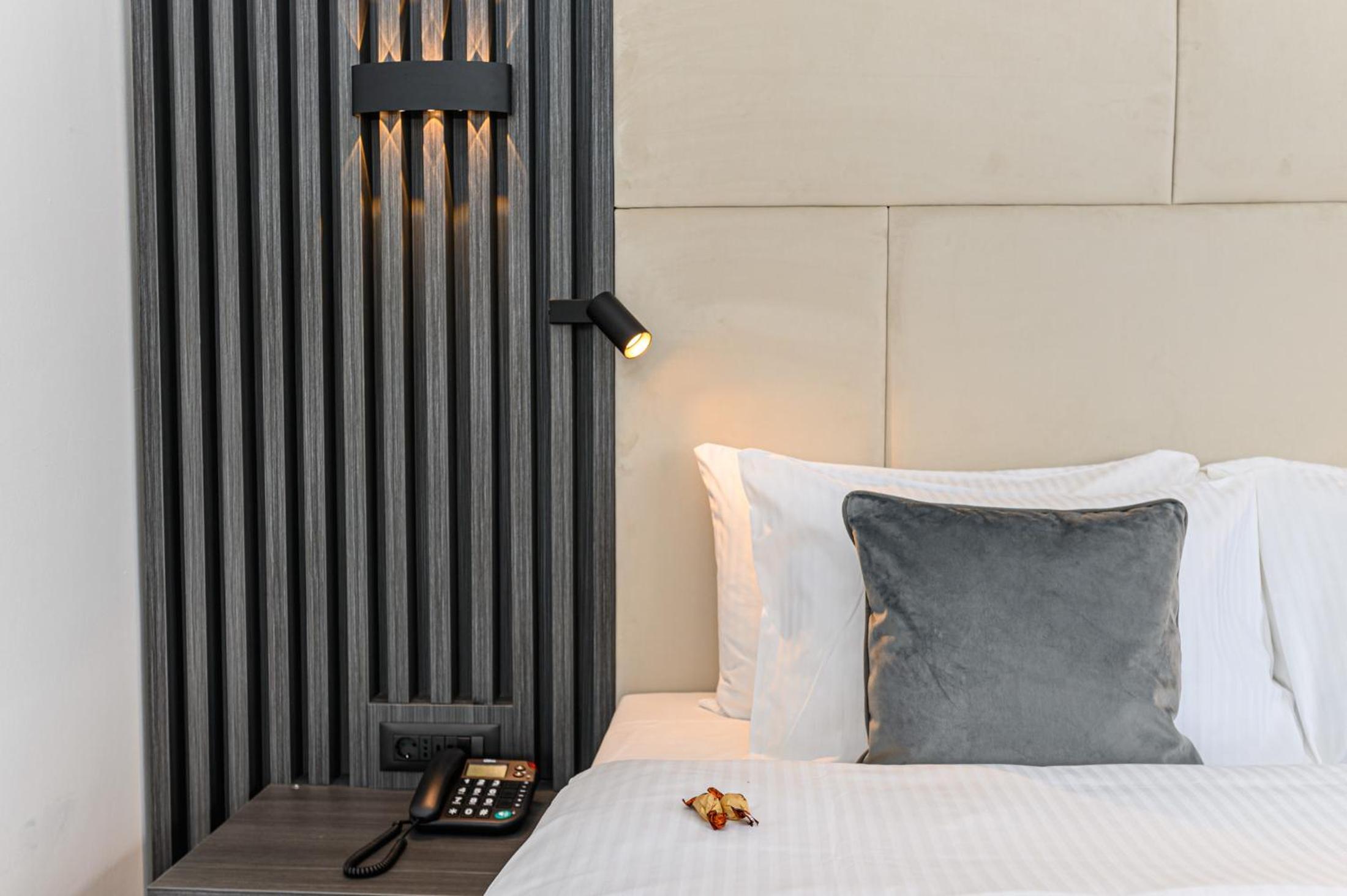 Junior Suite with Balcony - Photo 19