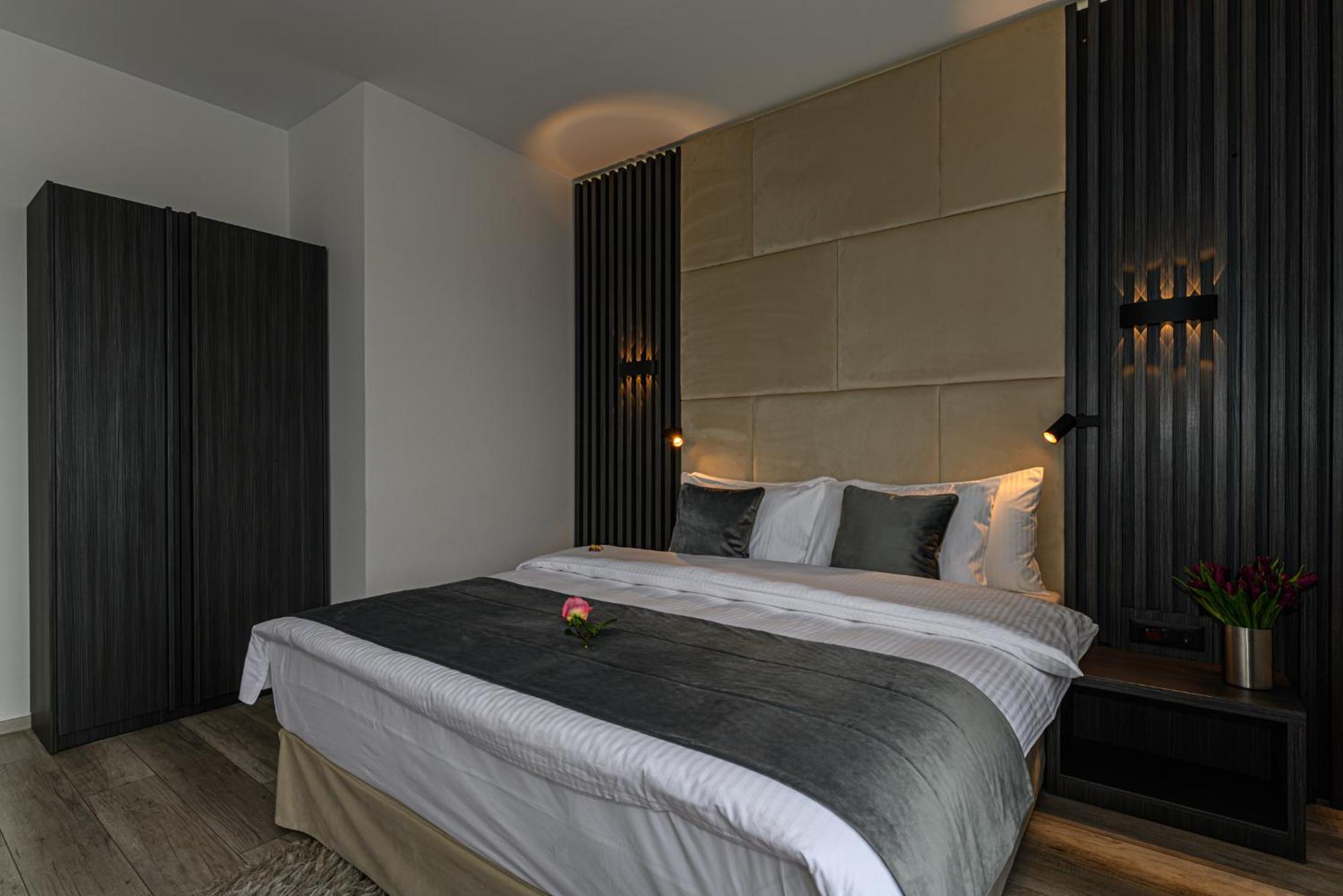 Junior Suite with Balcony - Photo 16