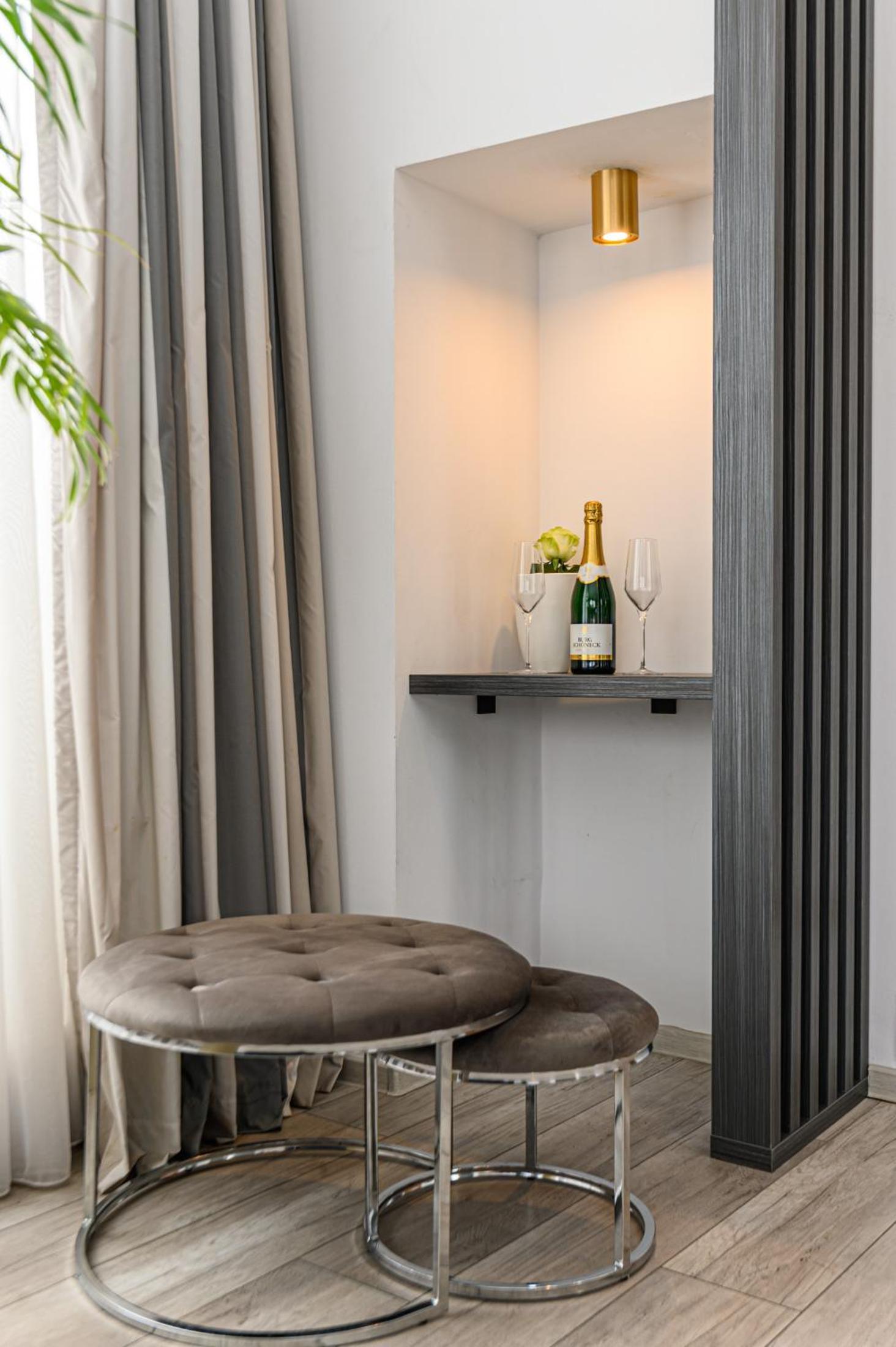 Junior Suite with Balcony - Photo 18