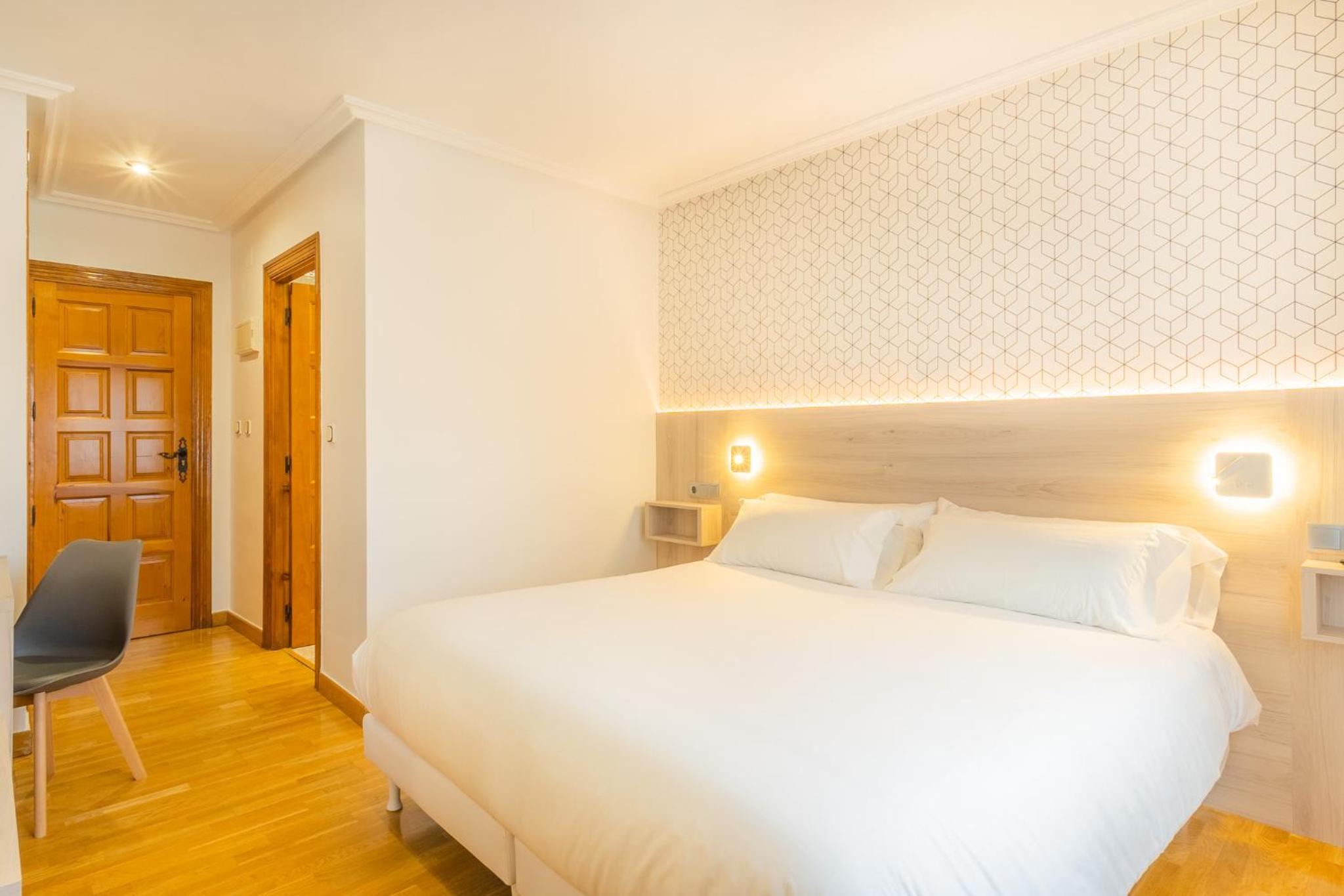 Standard King Room photo 2