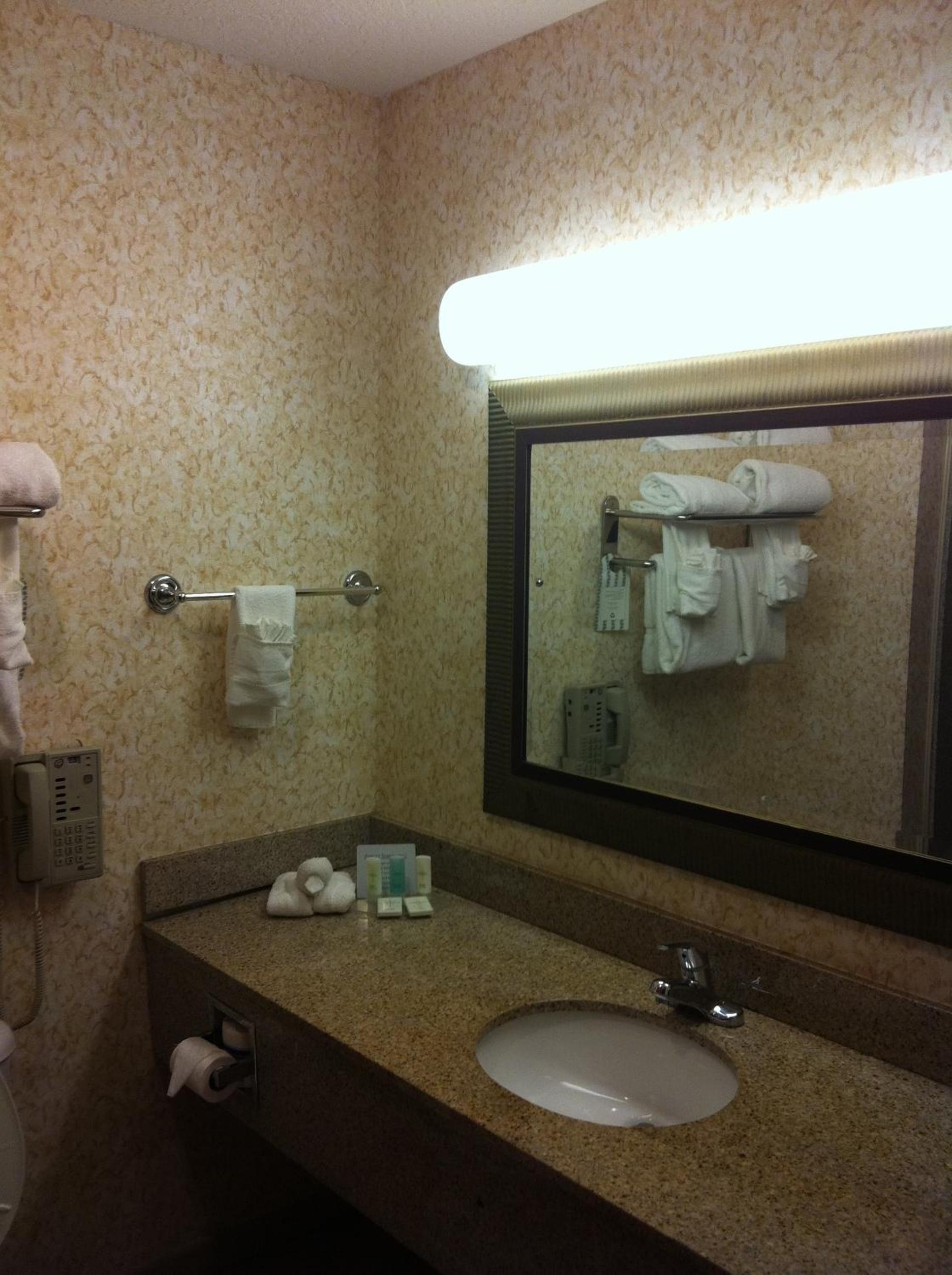 Queen Suite - Non Smoking - Photo 5