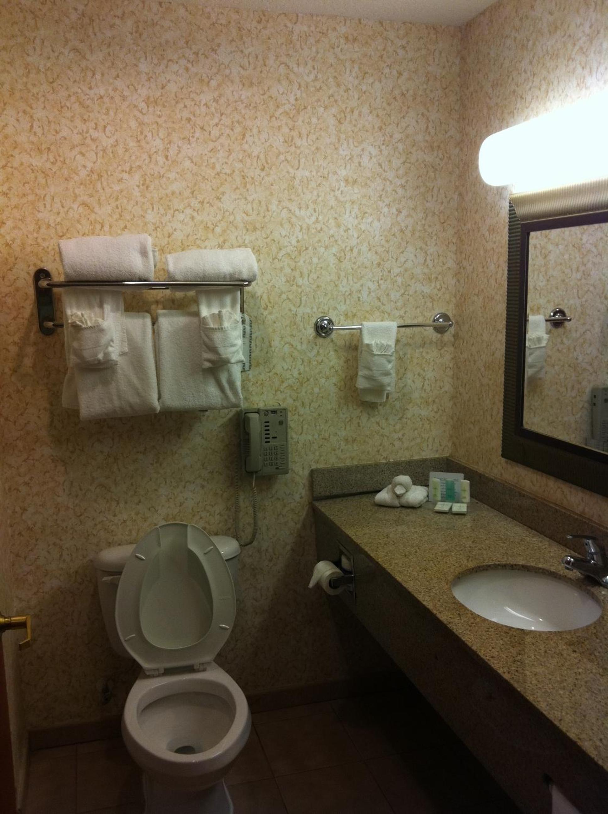 Queen Suite - Non Smoking - Photo 4