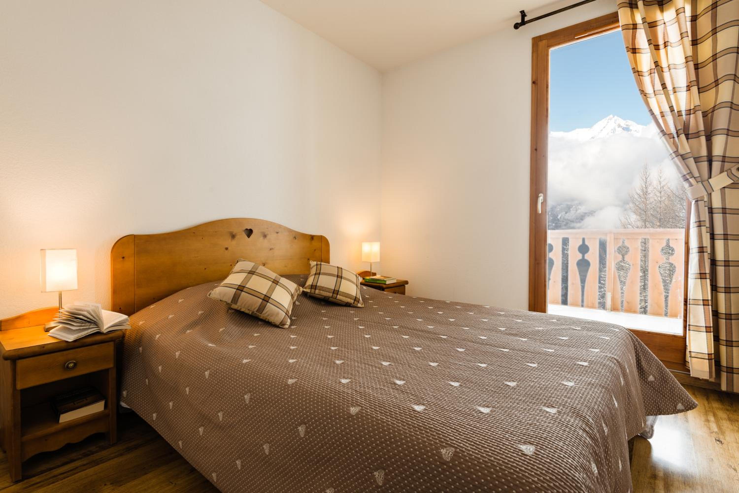 One Bedroom Apartment with Alcove (6 Adults) photo 3