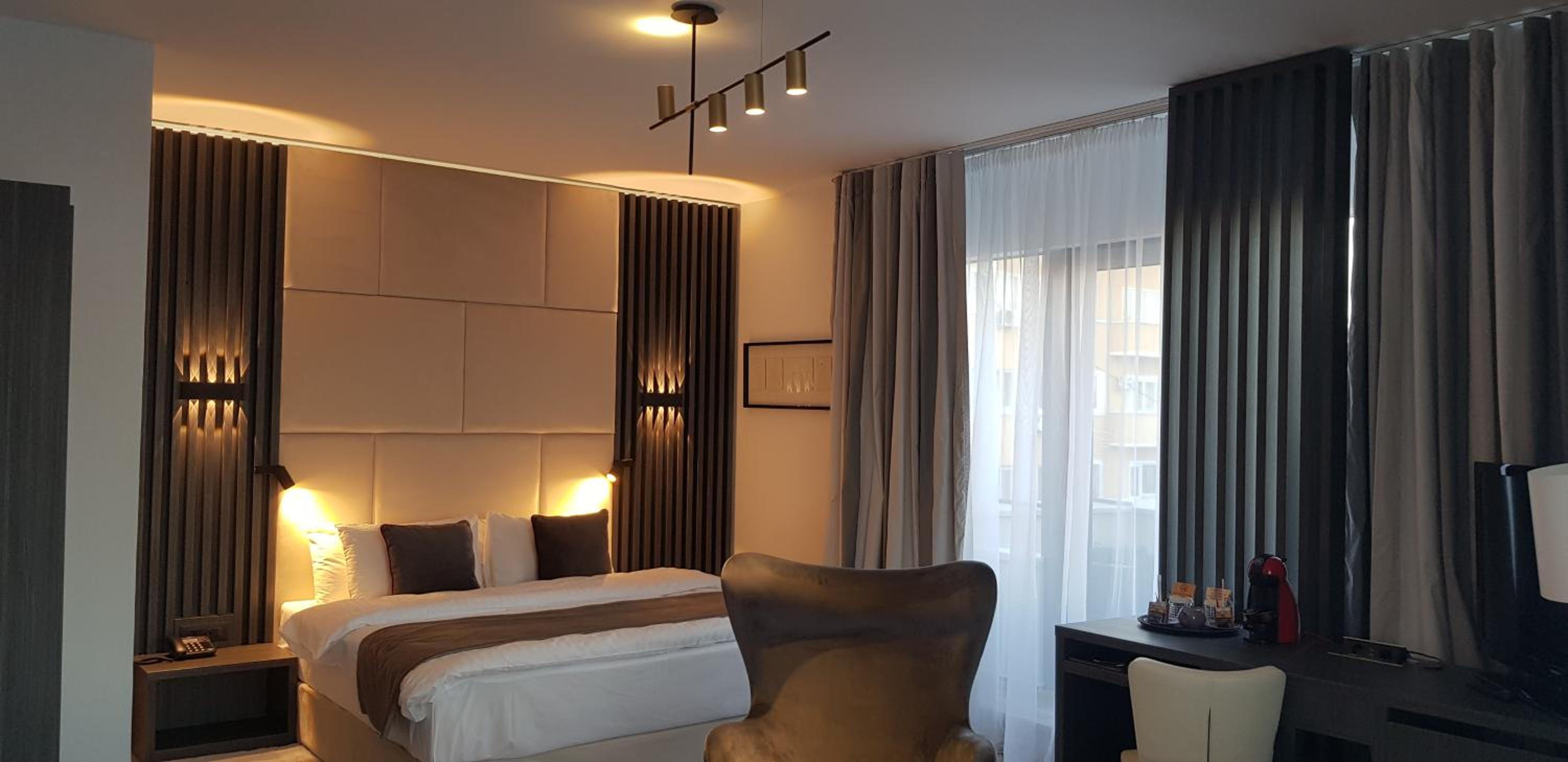 Junior Suite with Balcony - Photo 15