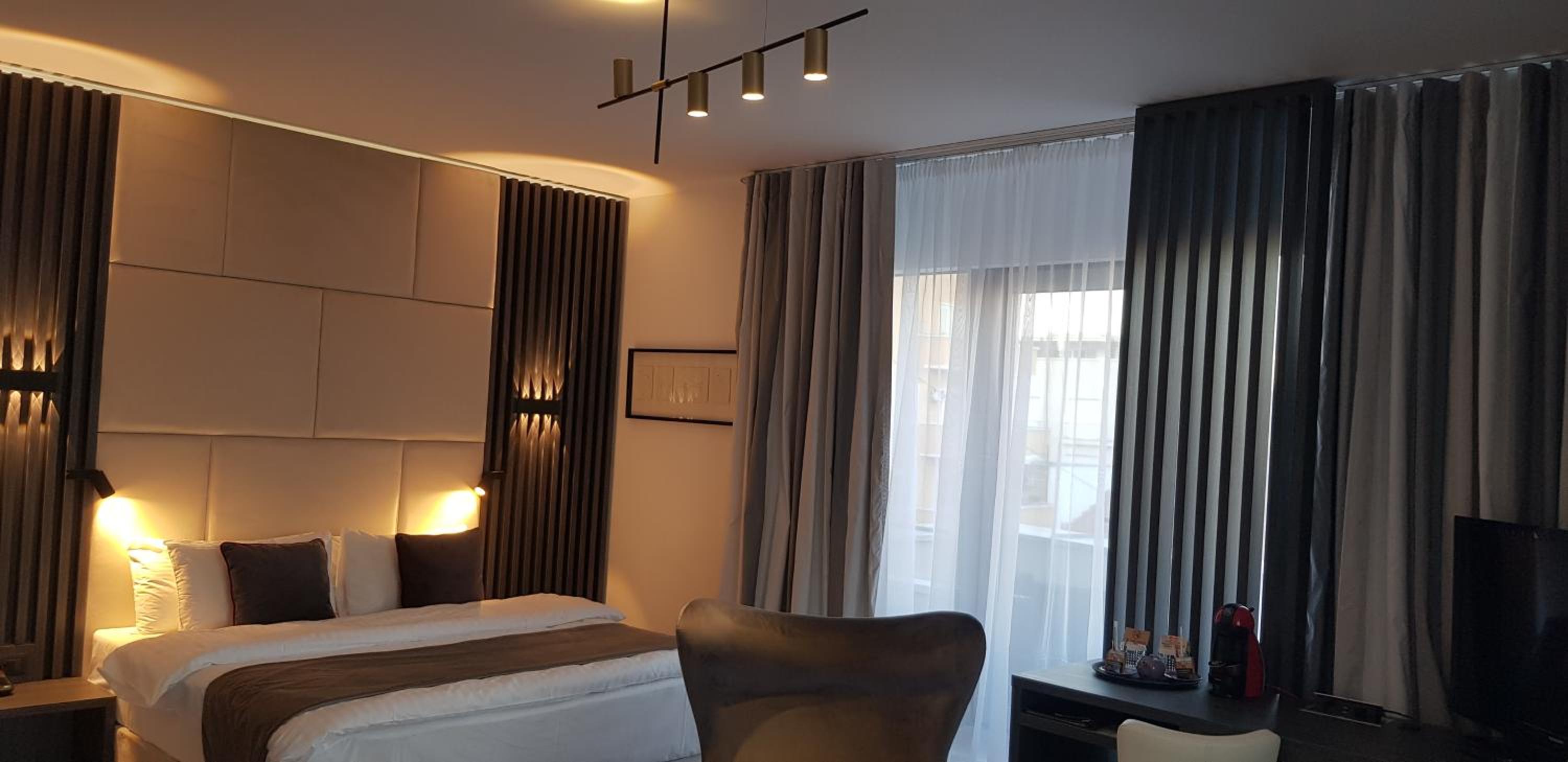 Junior Suite with Balcony - Photo 17