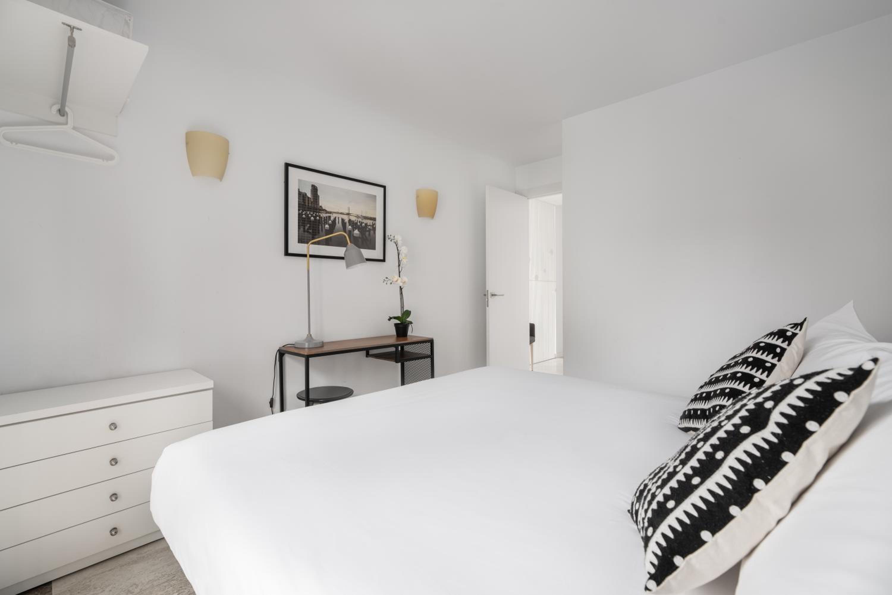 One-Bedroom Apartment - Photo 2