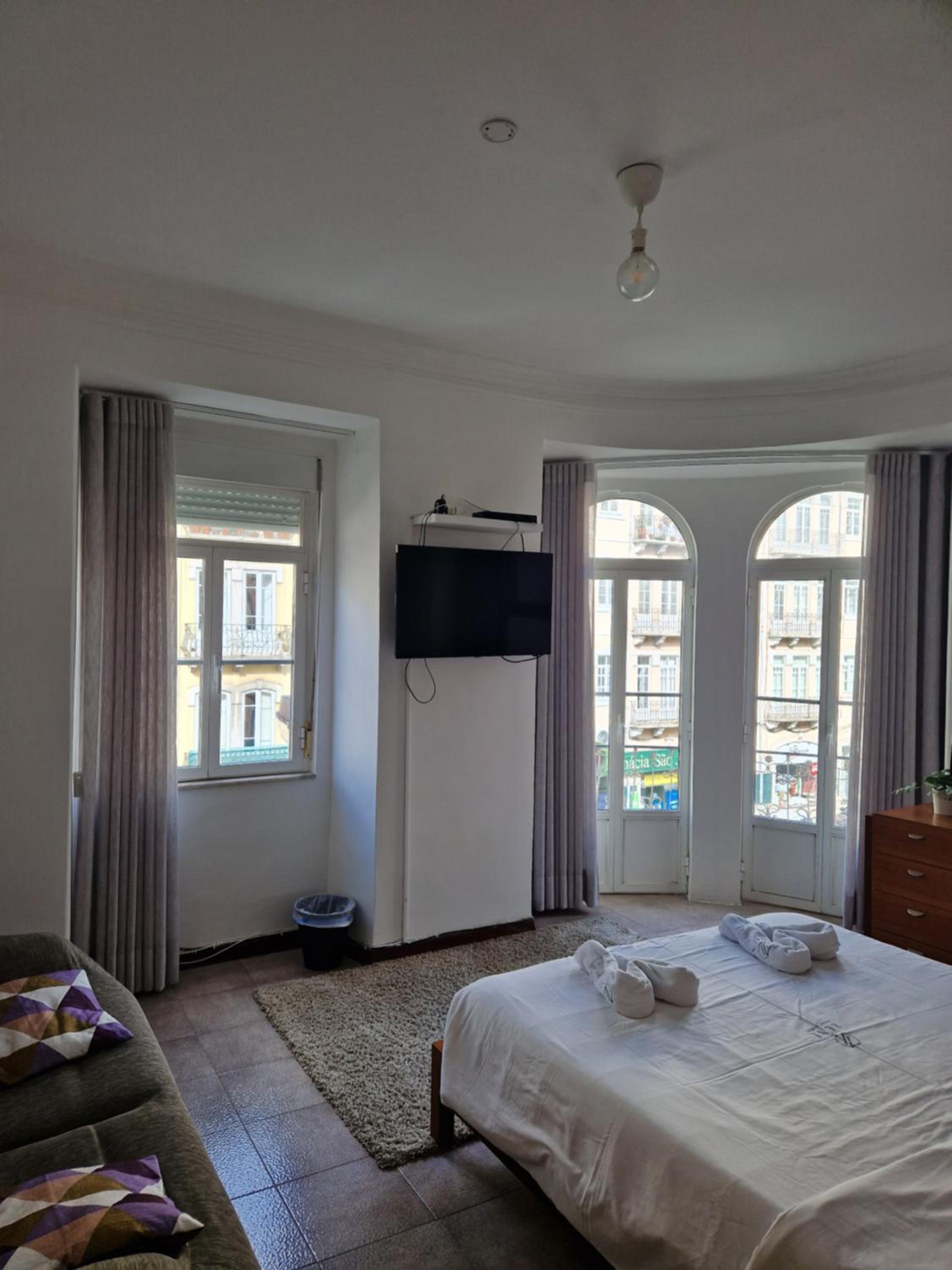 Queen Room with Shared Bathroom photo 3