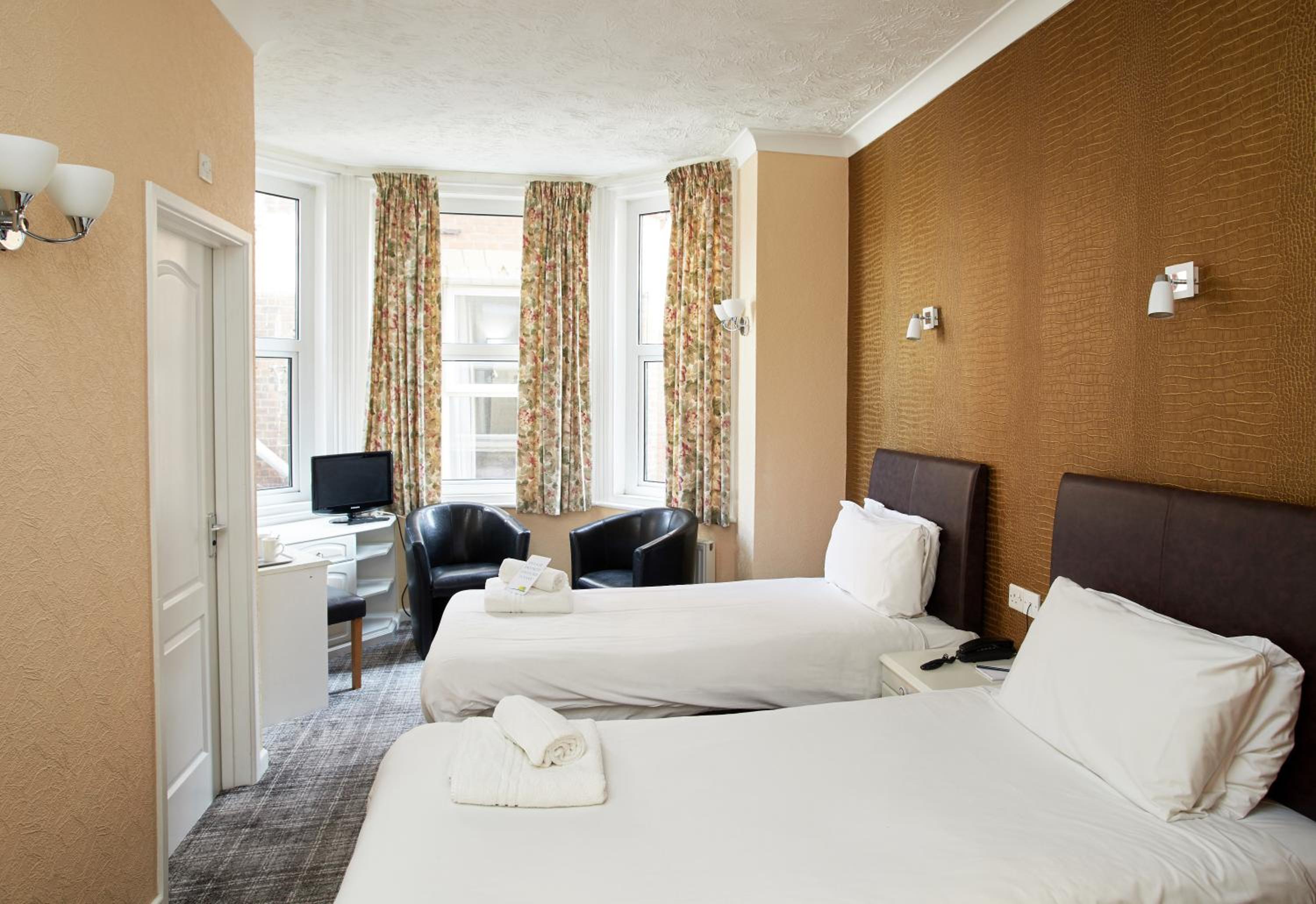 Twin Room - Photo 3
