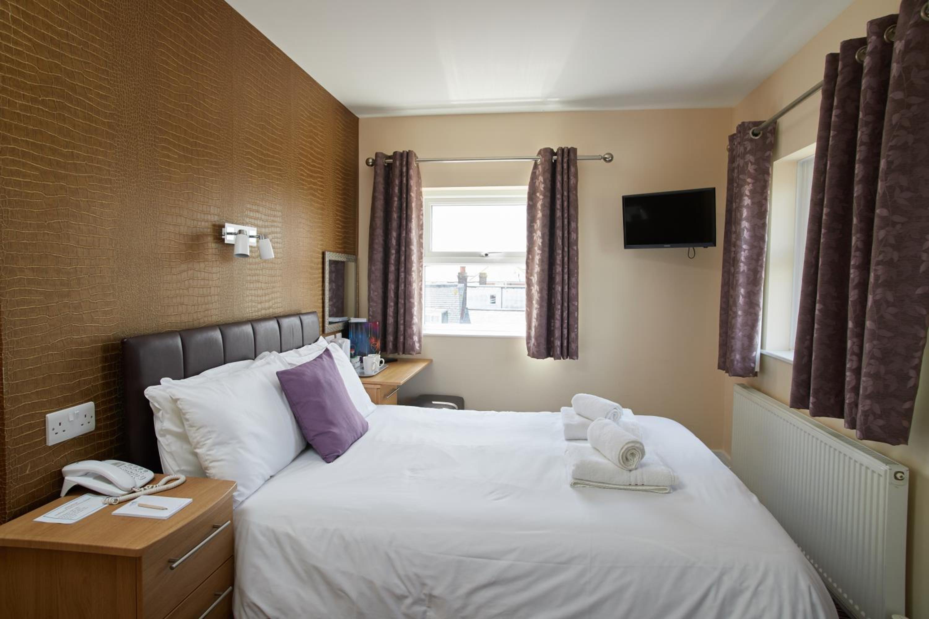 Budget Double Room - Photo 2