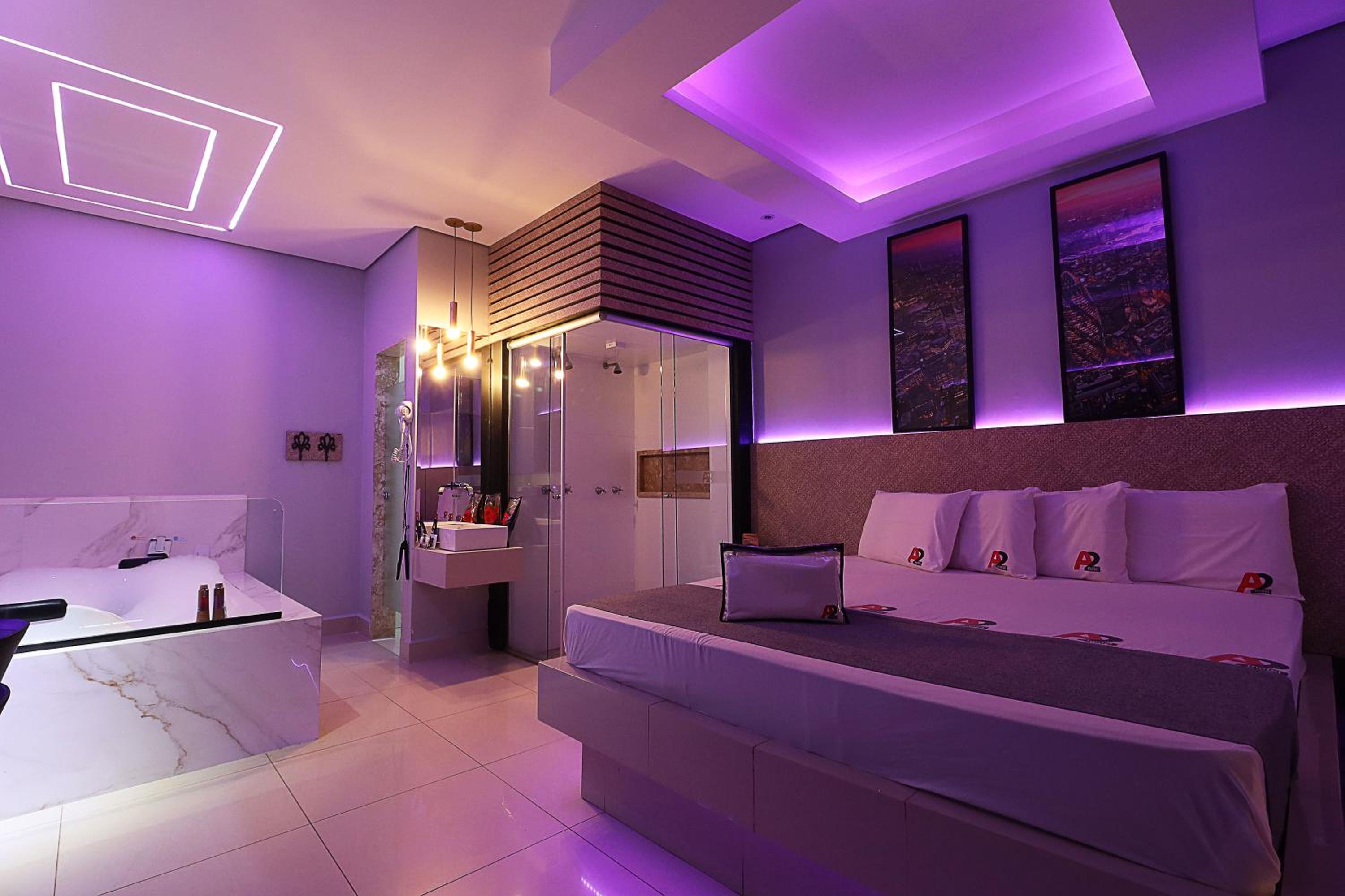Suite with Hot Tub photo 2