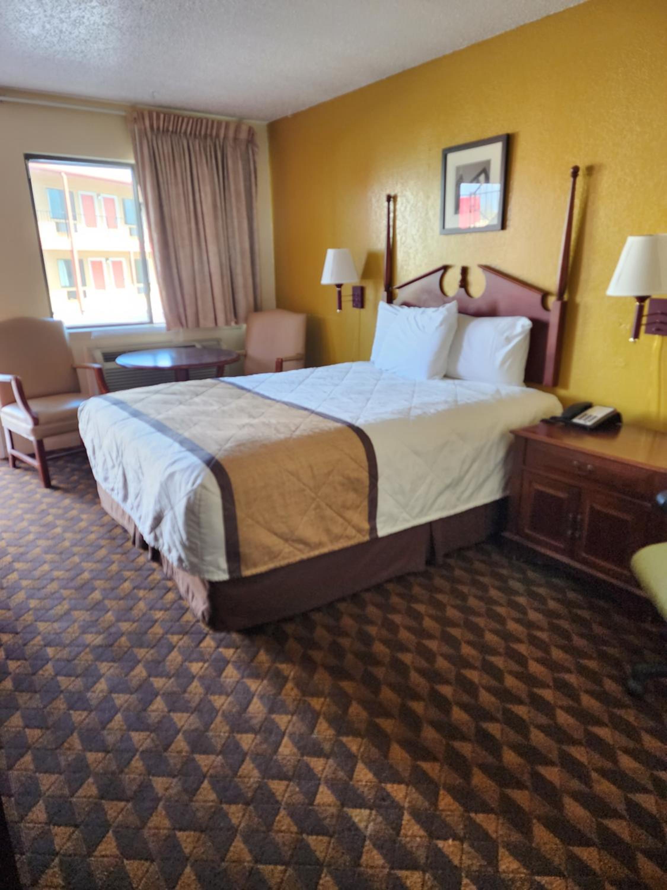 Queen Room photo 1