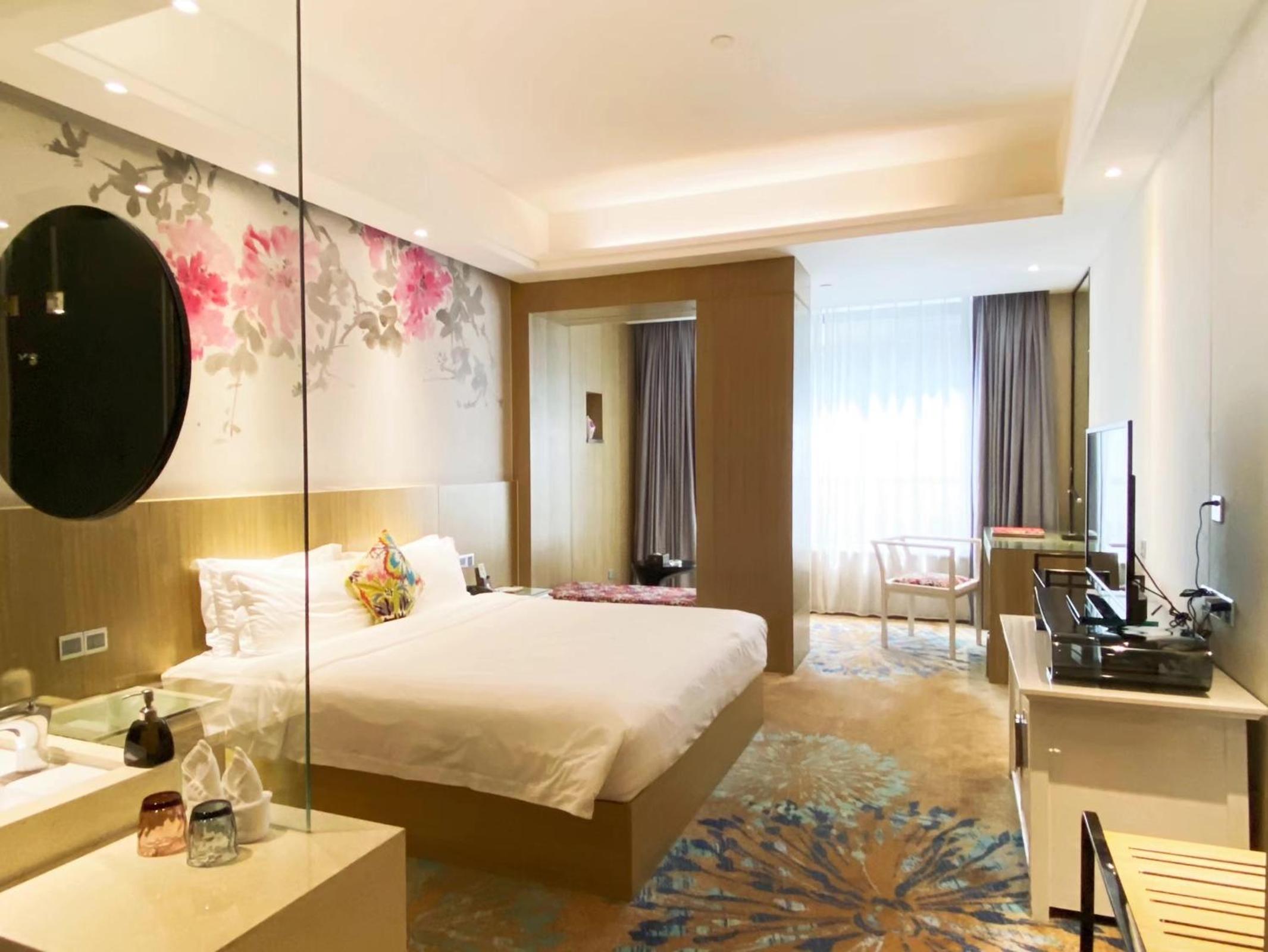 Deluxe King Room photo 3