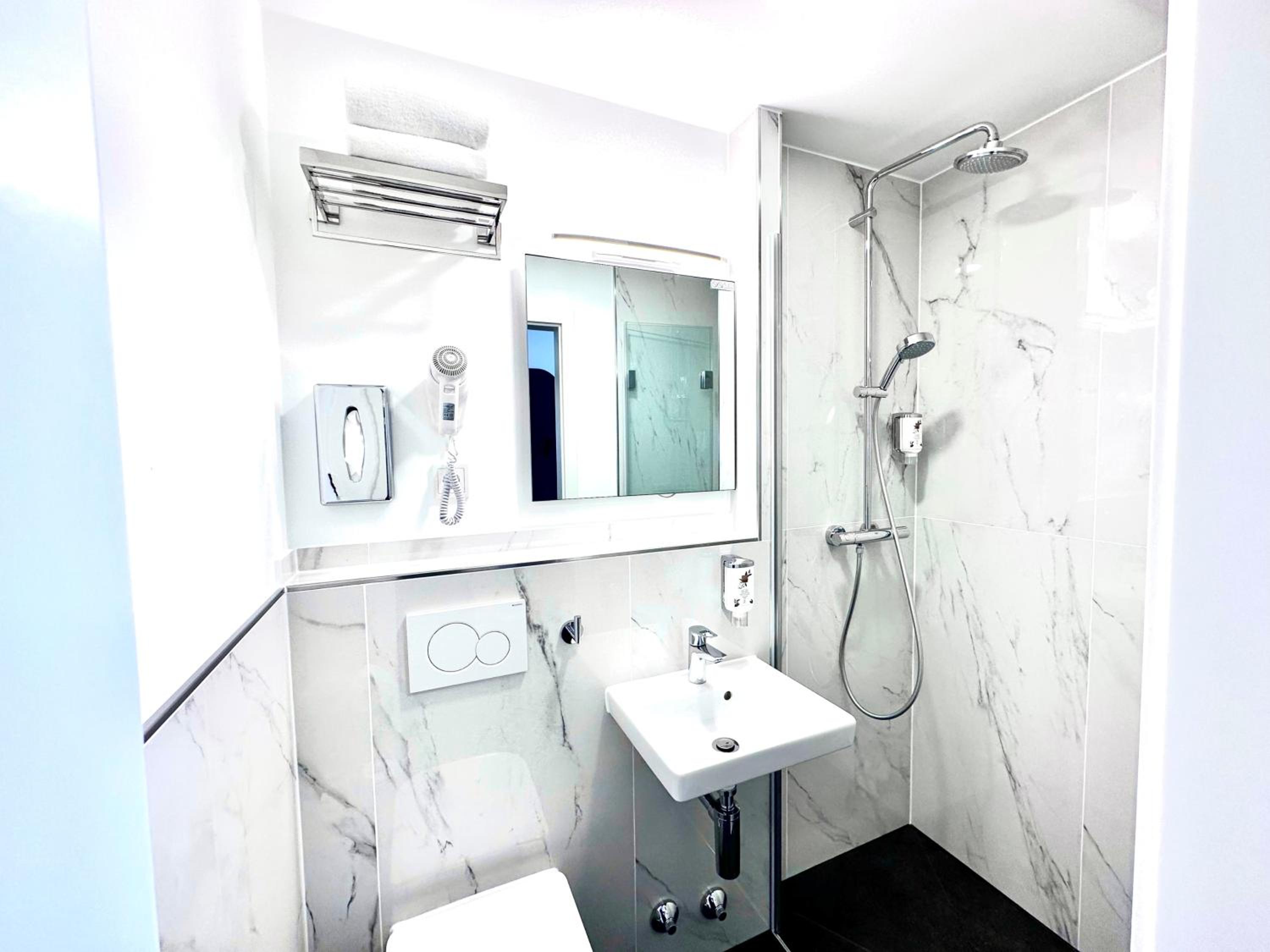 Large Double Room with Side River View - Photo 13