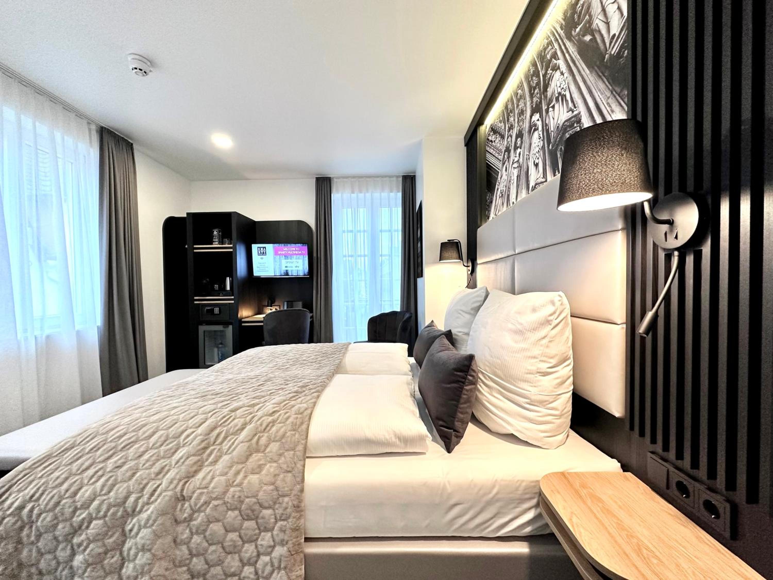 Large Double Room with Side River View - Photo 16