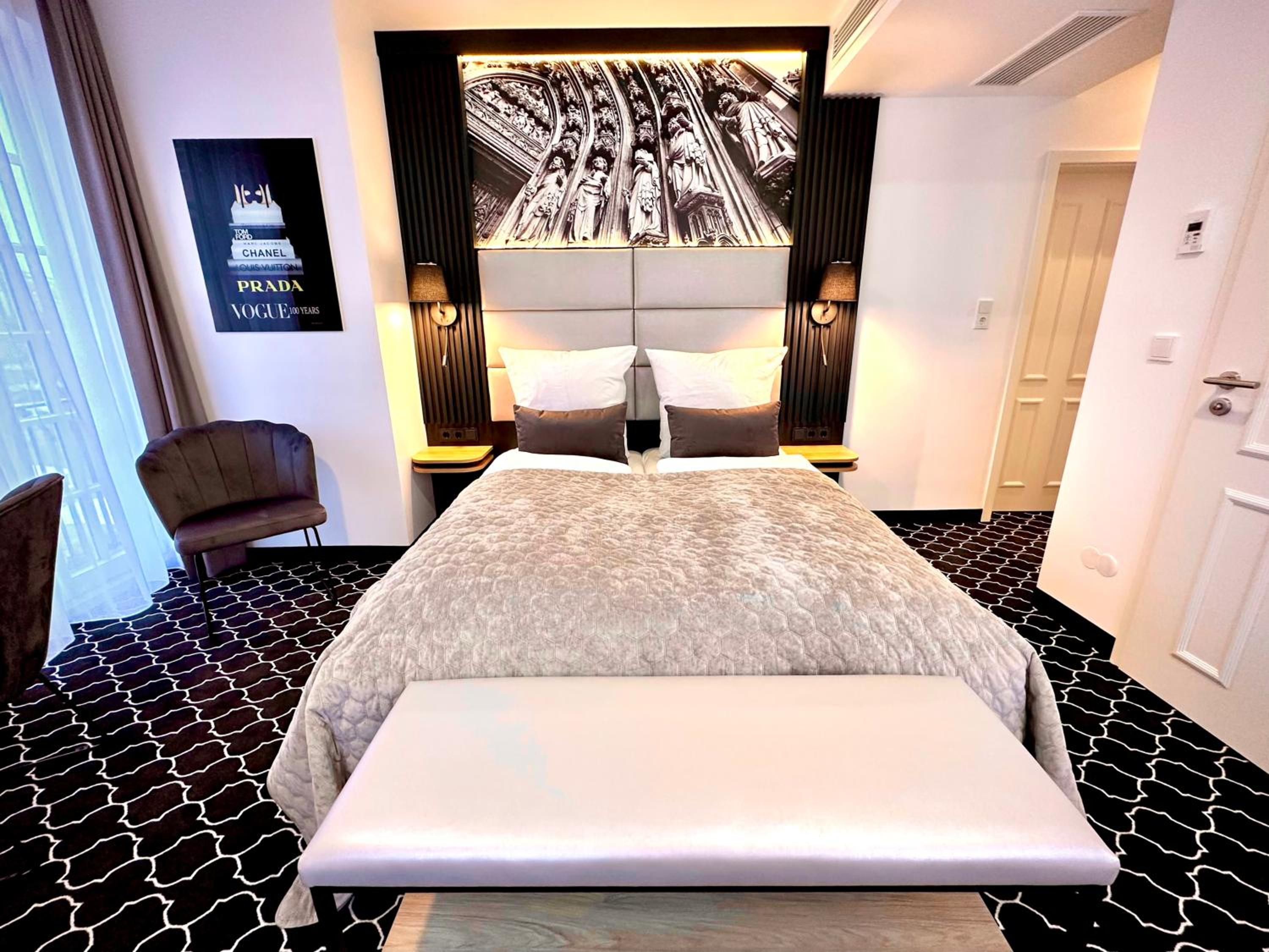 Large Double Room with Side River View - Photo 1