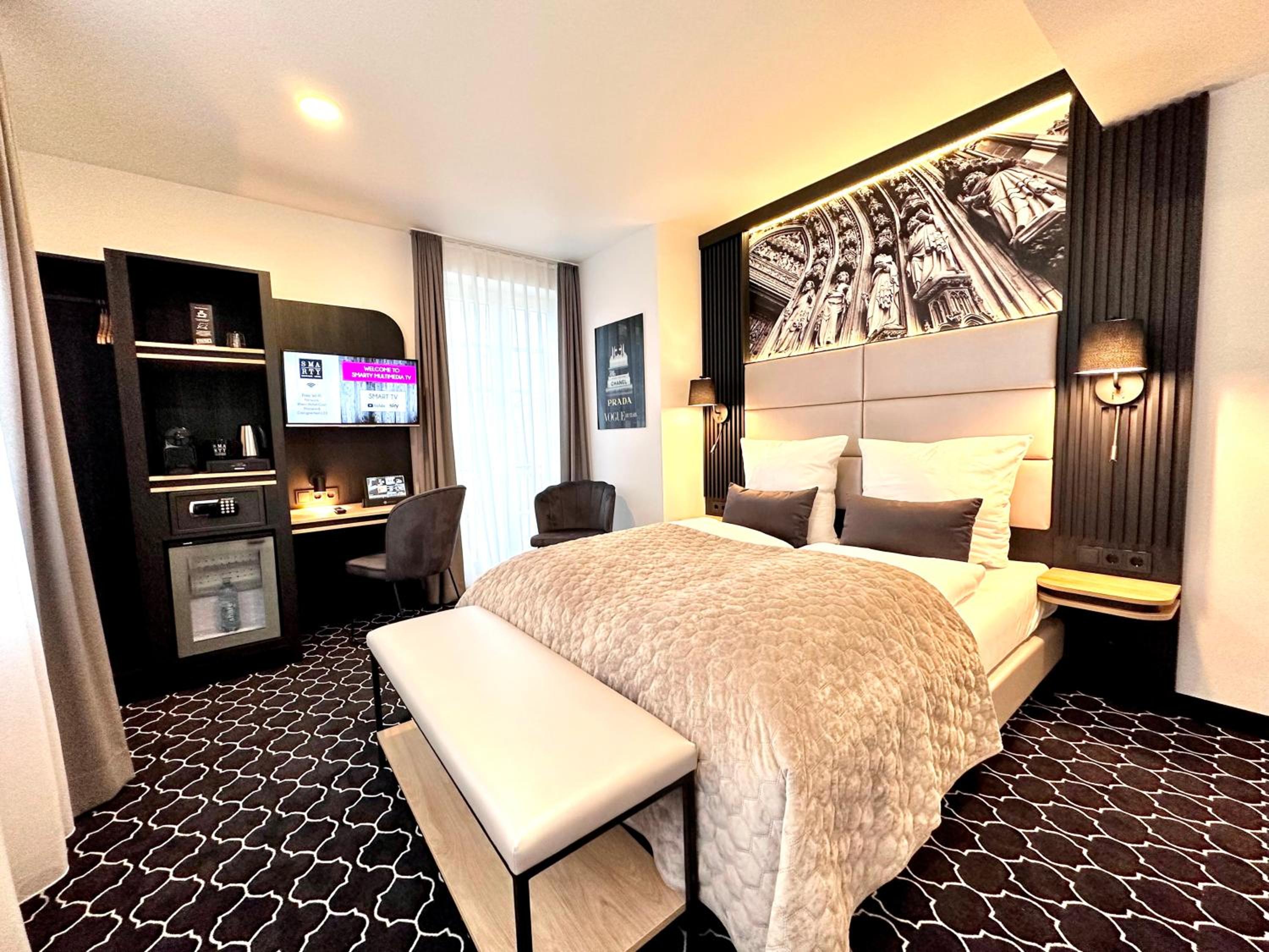 Large Double Room with Side River View - Photo 15