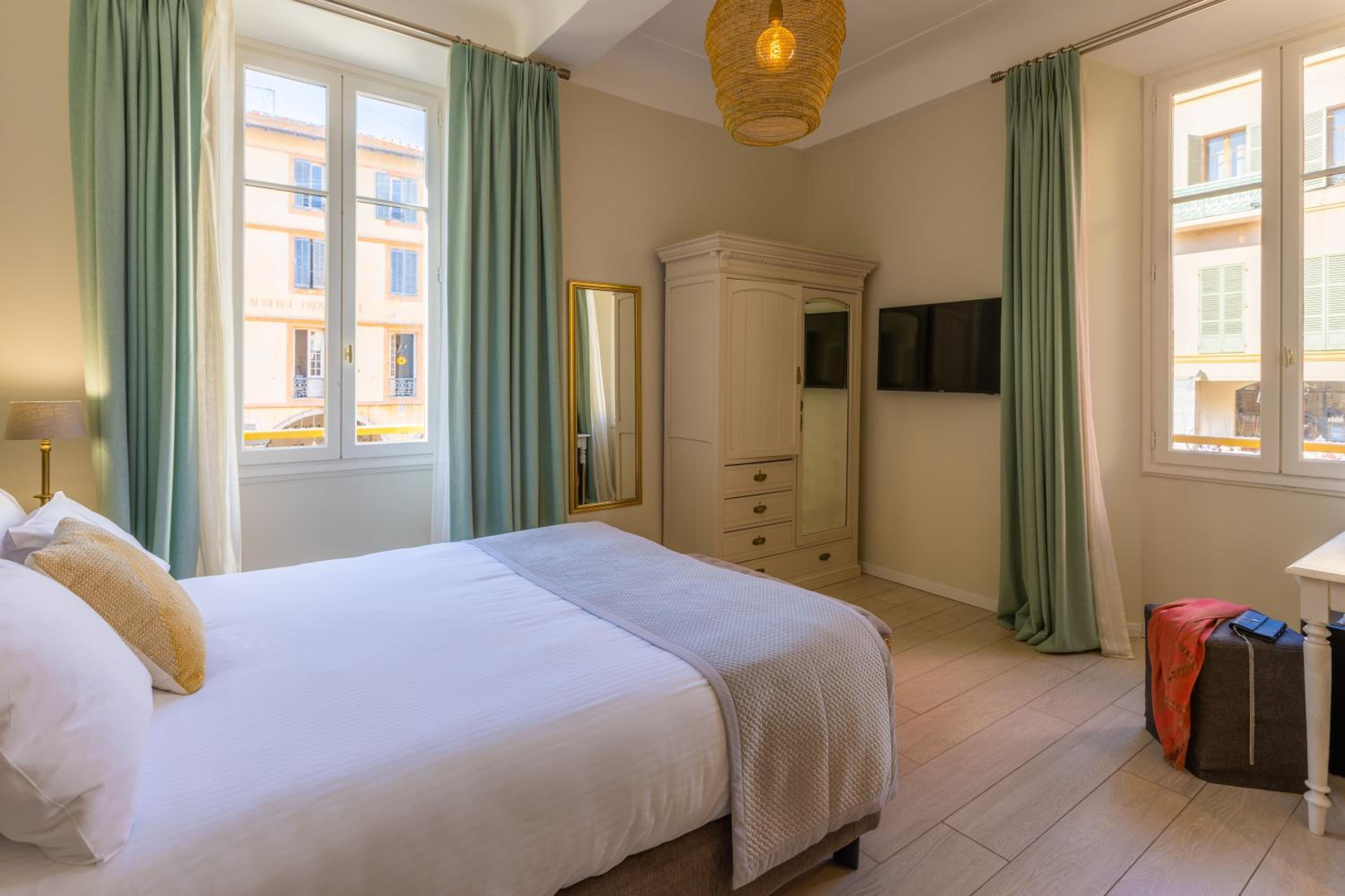 Deluxe Room - Photo 4
