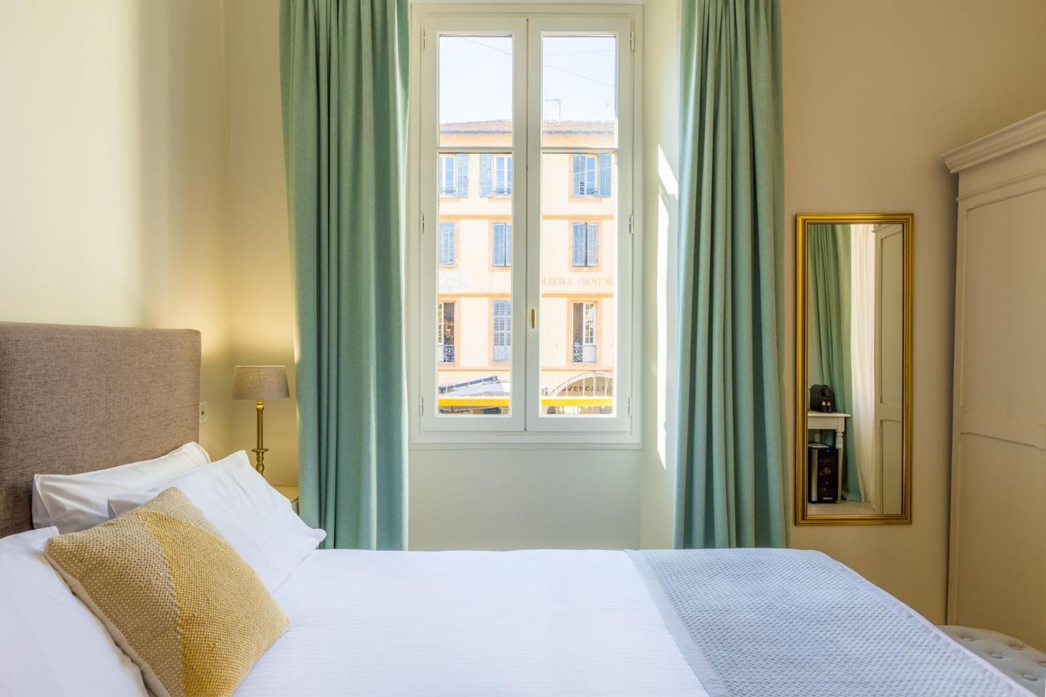 Deluxe Room - Photo 2