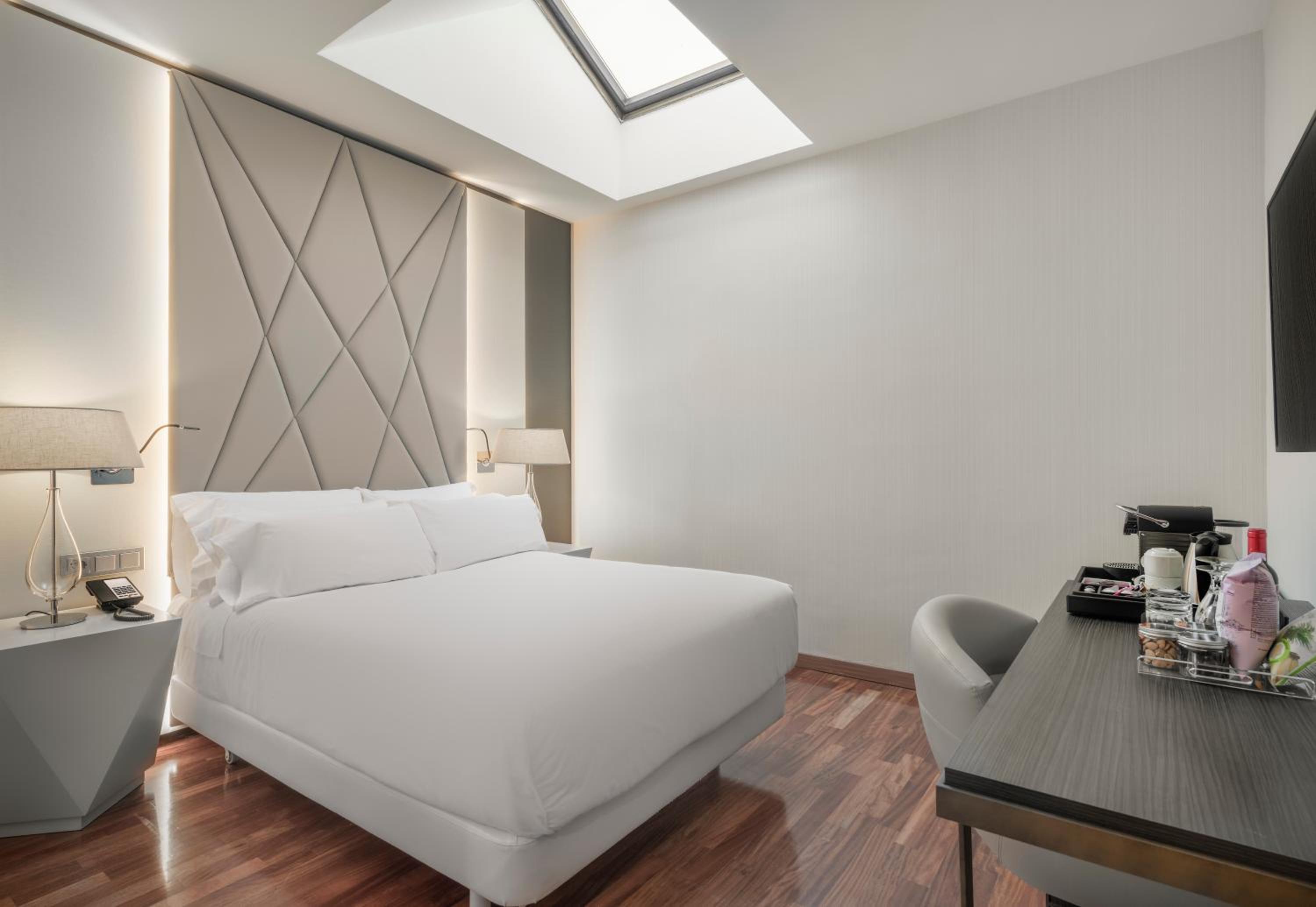 Small Superior Room - Photo 5