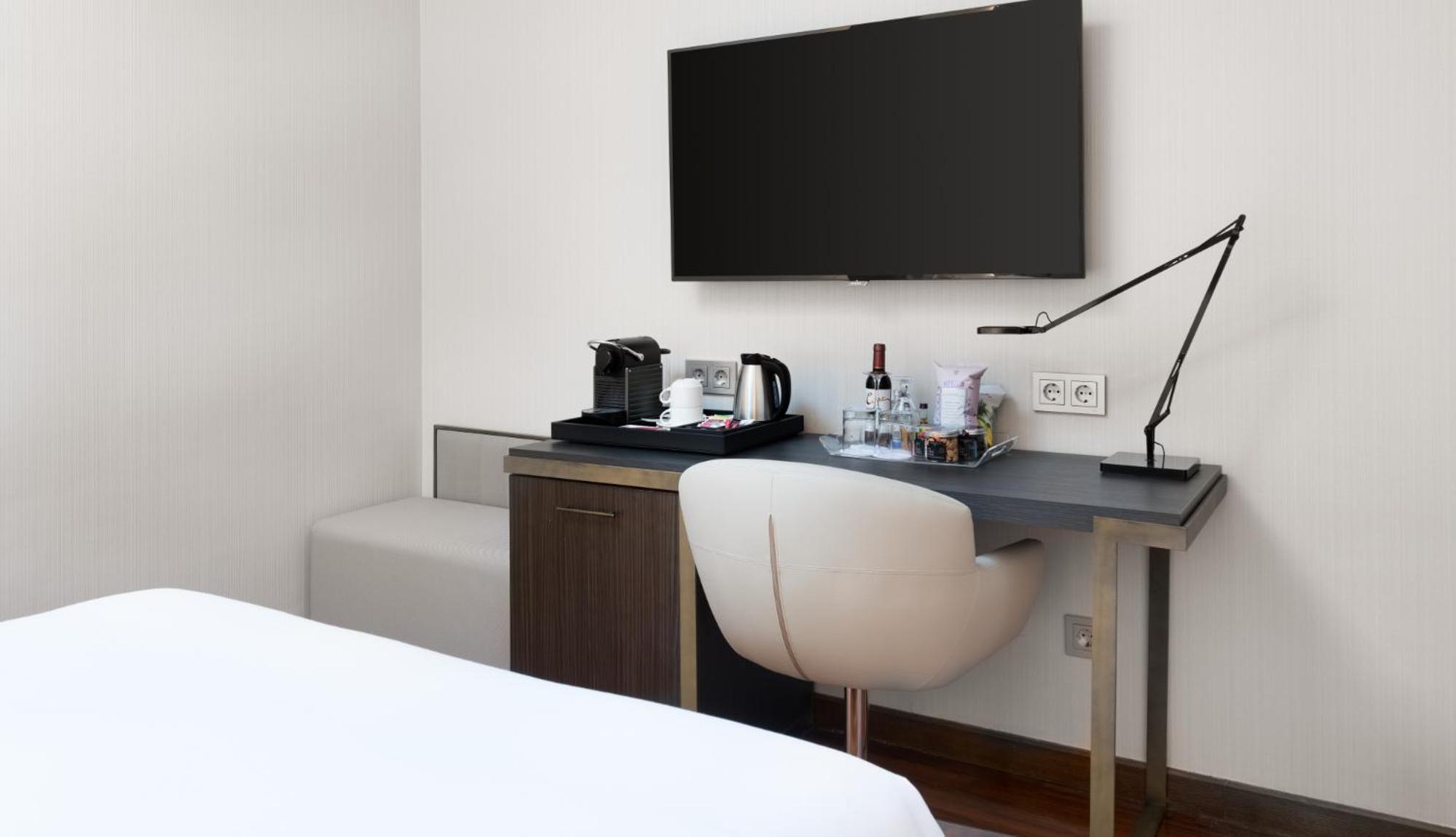 Small Superior Room - Photo 6